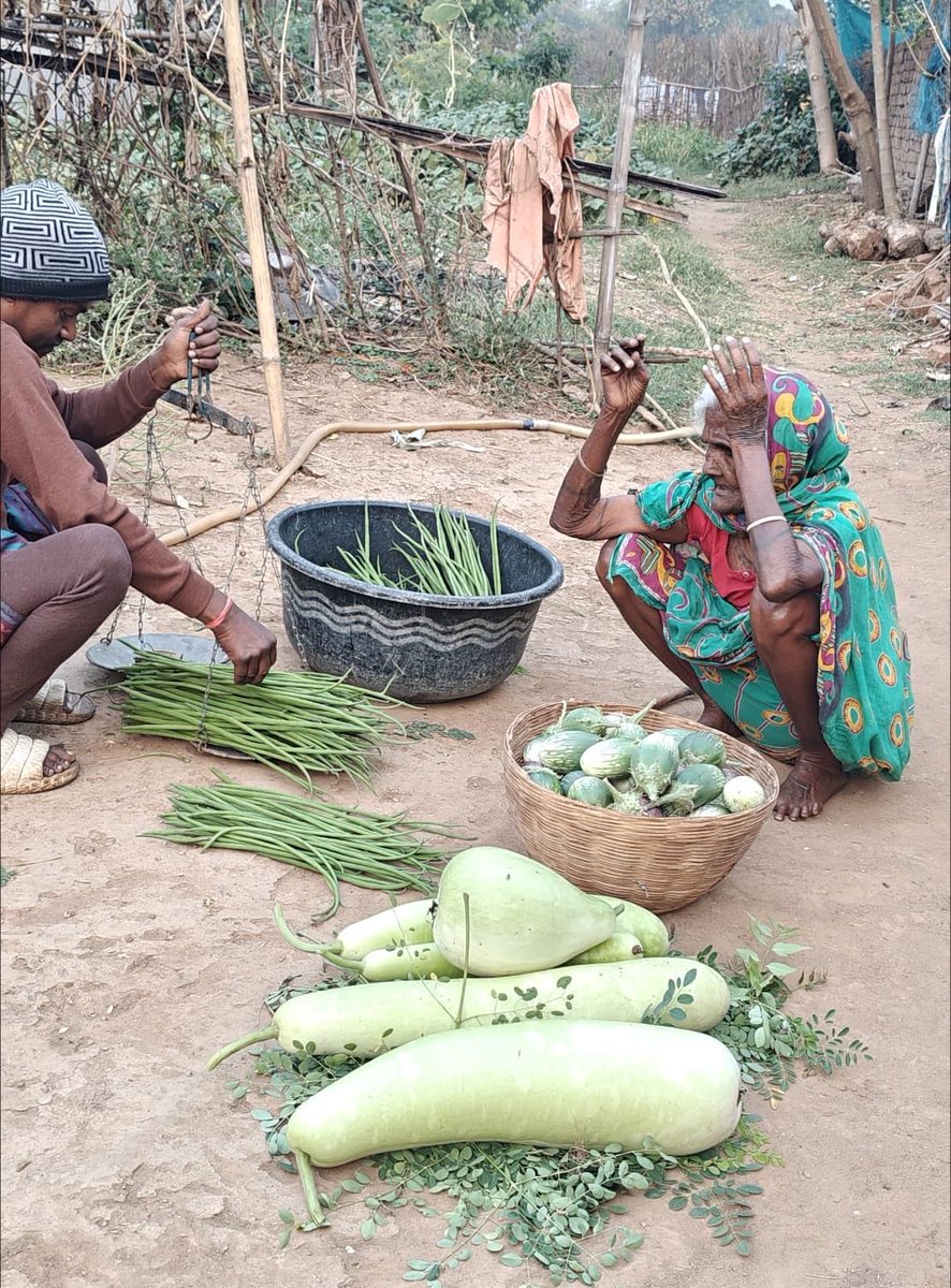 anandfiles's tweet image. ये डुमरी विधायक जयराम महतो के भाई और बुजुर्ग दादी जी हैं , बाजार में सब्जी बेच रहे 
आज जब राजनीति अपनी आभा खो रही , ऐसे विधायक मिसाल है , जिनका परिवार अपने श्रम और मेहनत की रोटी खाता, ना कि राजनीति से जुगाड़ भिड़ाता है 
@Tigerjairam #jharkhand #politics #mla