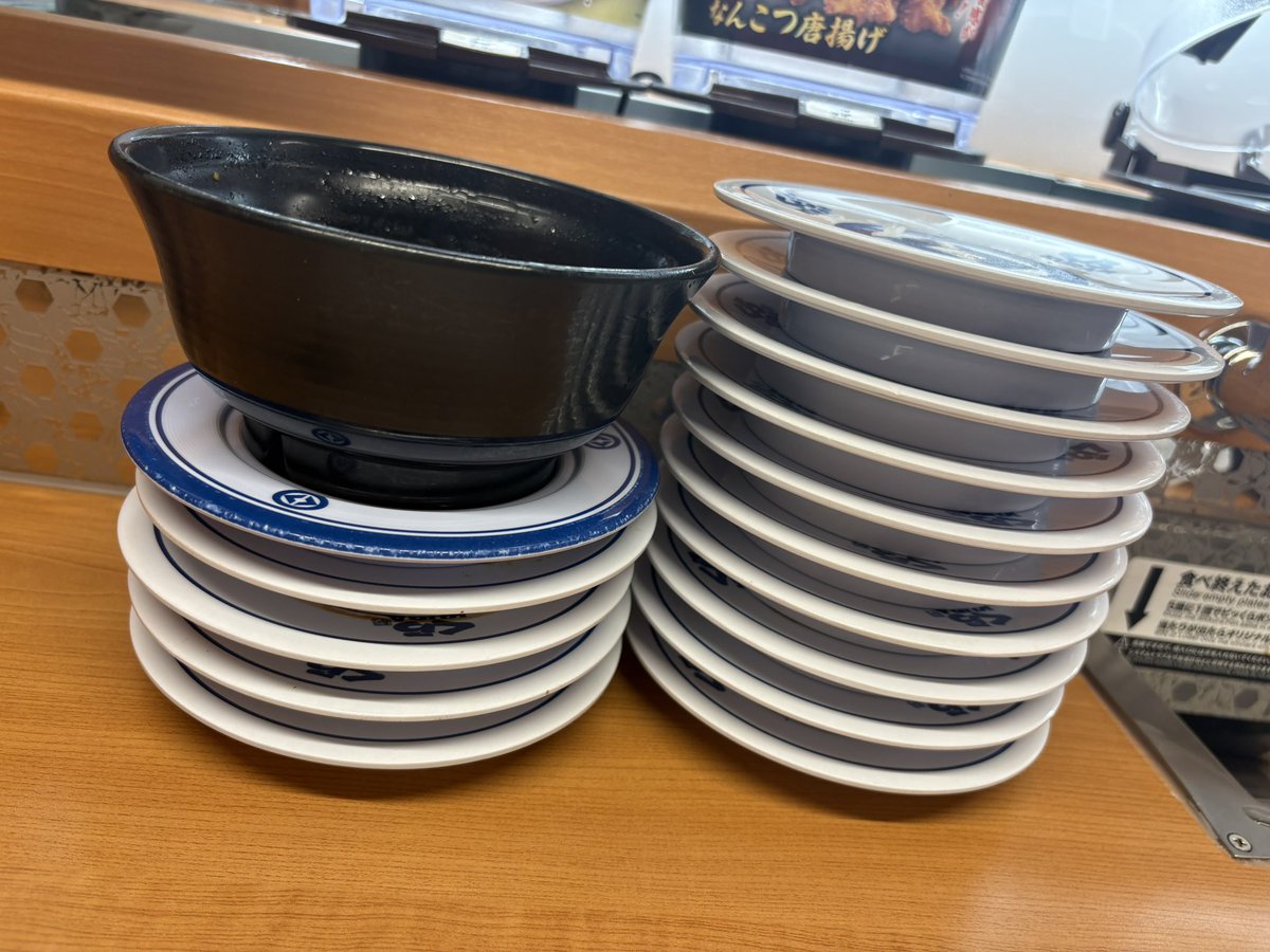 Anna90558064's tweet photo. 久しぶりに回転寿司🍣
私的イチオシはみかんぶりと海鮮ユッケ！！
このふたつは2皿食べた✨️

15皿とラーメンで終了
ビッくらポンは10回回して2回あたり出た😊 https://t.co/fHfbnWjPvC