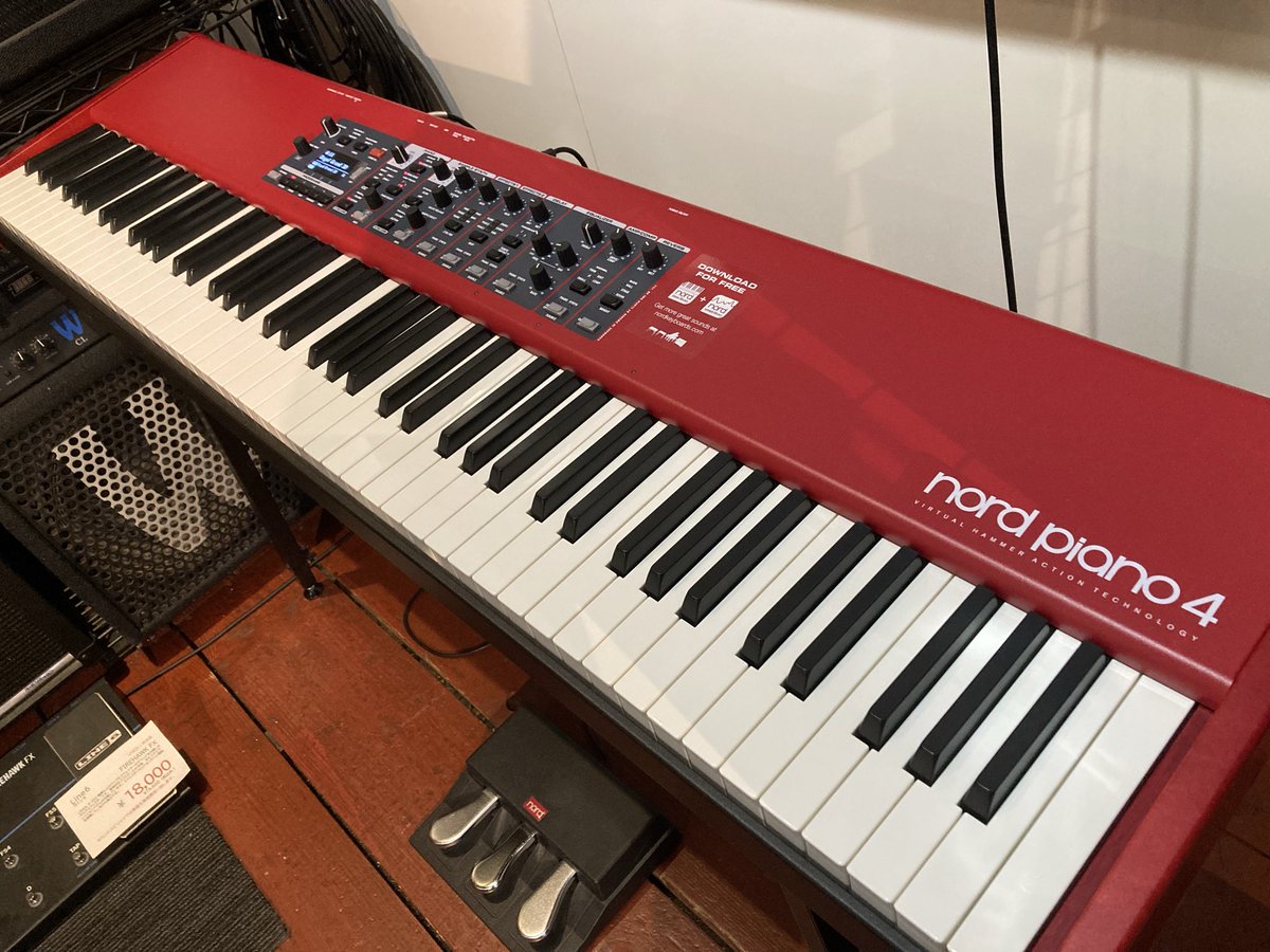 shu_ot's tweet photo. スウェーデンの名門ブランドNord（Clavia）ステージピアノ「nord Piano 4」88鍵モデルと純正ケース(キャスター付)の綺麗な中古機材を297,000円税込にて販売致します。八戸店は販売中！デジマート店では18日から販売を開始させて頂く予定です💁‍♂️

お知らせ
当店では『楽器や機材の買取り』『楽器の委託販売の依頼』を常時受付中で御座います。

『思い入れのある楽器達を大切に扱って欲しい』『出来るだけ高額で販売したい』そんな方は是非当店へご相談頂けますと幸いです。

また『壊れている弦楽器』『経年でサビや埃を被っている楽器』も遠慮無くそのままお持ち下さいませ。

この機材について
nord Piano 4 / SOFT CASE STAGE / PIANO 88 (キャスター付)
送料無料(沖縄県、離島の方の送料は要相談）スウェーデンの名門ブランドNord（Clavia）が誇る、ステージピアノ「Nord Piano 4」88鍵モデル。

※ 最新OS（v2.64)にアップデートしました。
現行モデル（Nord Piano 6）が価格改定により新品価格65万円前後まで高騰している中、ピアノとしての純粋な演奏性能と贅沢なエレクトリック•ピアノ、そして直感的な1ノブ操作でプロのあの音を作れてしまうDRIVE/COMPを搭載。本機は現在の中古市場でも大変希少な一台と言えると思います。

トリプル・センサーとバーチャル・ハンマー・アクション・テクノロジーを搭載。グランドピアノ特有の繊細なピアニシモから、鍵盤を戻し切らずに発音させる高速トリルや連打まで、プレイヤーの意図を余すことなくアウトプットしてくれます。

世界中のプロの現場で「定番」と評される強力なAMP / COMPセクションを搭載。コンプレッサーは、ピアノのダイナミクスを損なうことなく、バンドアンサンブルの中で埋もれない芯のある音圧をワンノブで即座に構築可能。また、真空管アンプの回路設計をモデリングしたチューブ・ドライブは、エレクトリック・ピアノにビンテージ特有の有機的な歪みとサチュレーション（飽和感）を与え、真空管アンプを通したような「音の粘りと太さ」を再現します。

このドライブはタッチの強弱に極めて敏感に反応し、強い打鍵時には音が心地よく潰れるパーカッシブなニュアンスや、バッキングを鍵盤と指先で自在にコントロール可能です。もはや言葉に出来ない絶妙なサウンドです。

これらのエフェクトをメニュー階層に潜ることなく、フロントパネルの物理ノブでリアルタイムに制御できる操作性もNordがプロに選ばれ続ける理由です。

また、音色切替時の音切れを排除した「シームレス・トランジション」機能。鍵盤を抑えた状態とサスティーンペダルを踏んでいる状態で他の音色に切り替えても前の音が持続します。これがどれだけ重要な機能かは鍵盤プレイヤーの方ならお分かり頂けると思います。

「Nord Triple Pedal」に加え、別売りオプションとして非常に高価な「純正キャスター付きソフトケース（定価約7万円相当）」のセットとなっております。88鍵モデルの運搬にはキャスター付きケースが必須となりますのでお買い得かと思います。

傷などの状態
細かいすり傷程度で特に目立つダメージは無く中古機材として大変綺麗な状態です。動作確認も行いました。問題なく機能しています。

純正ケースはソフトケースとなってはいますがクッションも厚く堅牢性に優れたデザインになっています。梱包はケース内で鍵盤やボタンを更に保護しケースの外側はPPロールを巻いて。ポケットが大きいケースではありますがトリプルペダルは念の為に別梱包。2個口発送をさせて頂く予定です。

本体、トリプルペダル、ACコード、純正ケー(スキャスター付)が付属致します。
