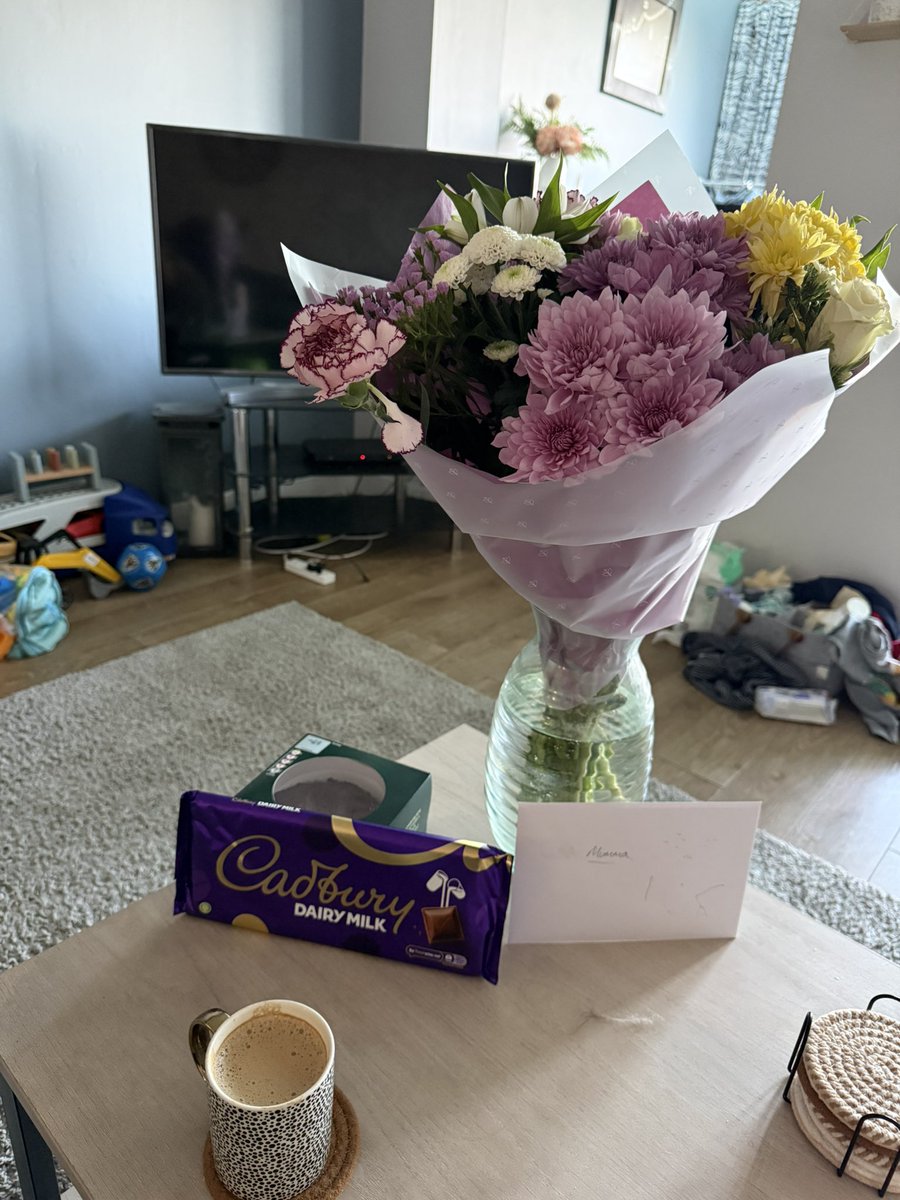 Spampoodle's tweet photo. All my favourite things. 💐🍫🍰🧋💌 one lucky mama. https://t.co/CIz1iJLDGw