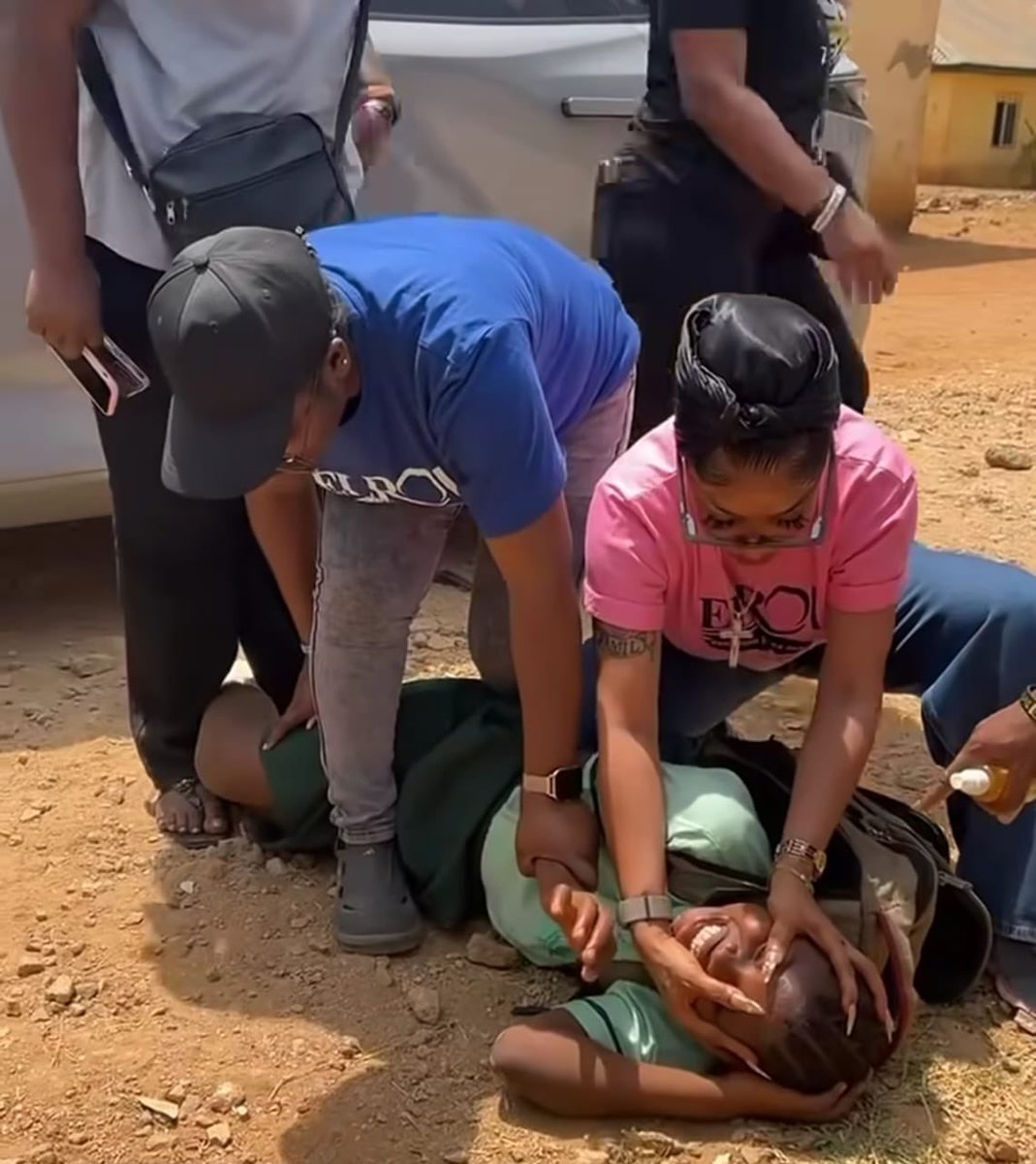 Happy Sunday, guys 

No, go break any chair for church today oo