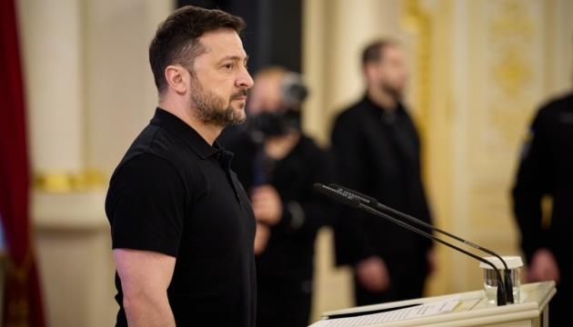 MENAFN's tweet image. Zelensky Honors Civilian And Military Volunteers, Presents Awards To Families Of Fallen #Zelensky #Honors #Civilian #Military #Volunteers, #Presents #Awards #Families #Fallen #Apple #Samsung #Google #AI #Chat #GPT #Cyber #Security dlvr.it/TRVVnT