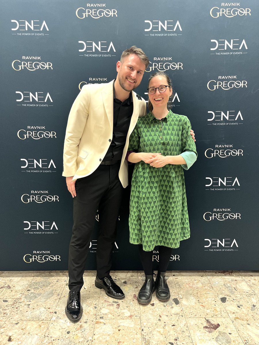 Joj, kako na mu povem, da ima sicer fantastičen glas, ampak mene bolj zanima basist? Ne bi ga rada prizadela.