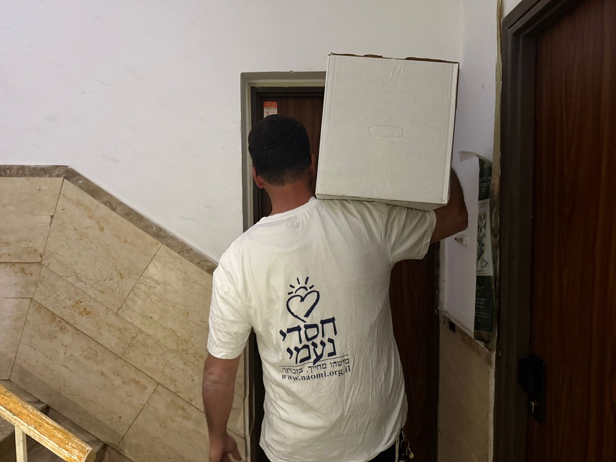 NaomiHasdei's tweet photo. Jour après jour, pendant l’opération "Chaagat Haari", malgré les sirènes et les tirs de missiles, les équipes et bénévoles de Hasdei Naomi poursuivent leur mission : distribuer des colis alimentaires aux rescapés de la Shoah et aux personnes âgées les plus vulnérables.
#חסדינעמי https://t.co/z7U5sHMNH3