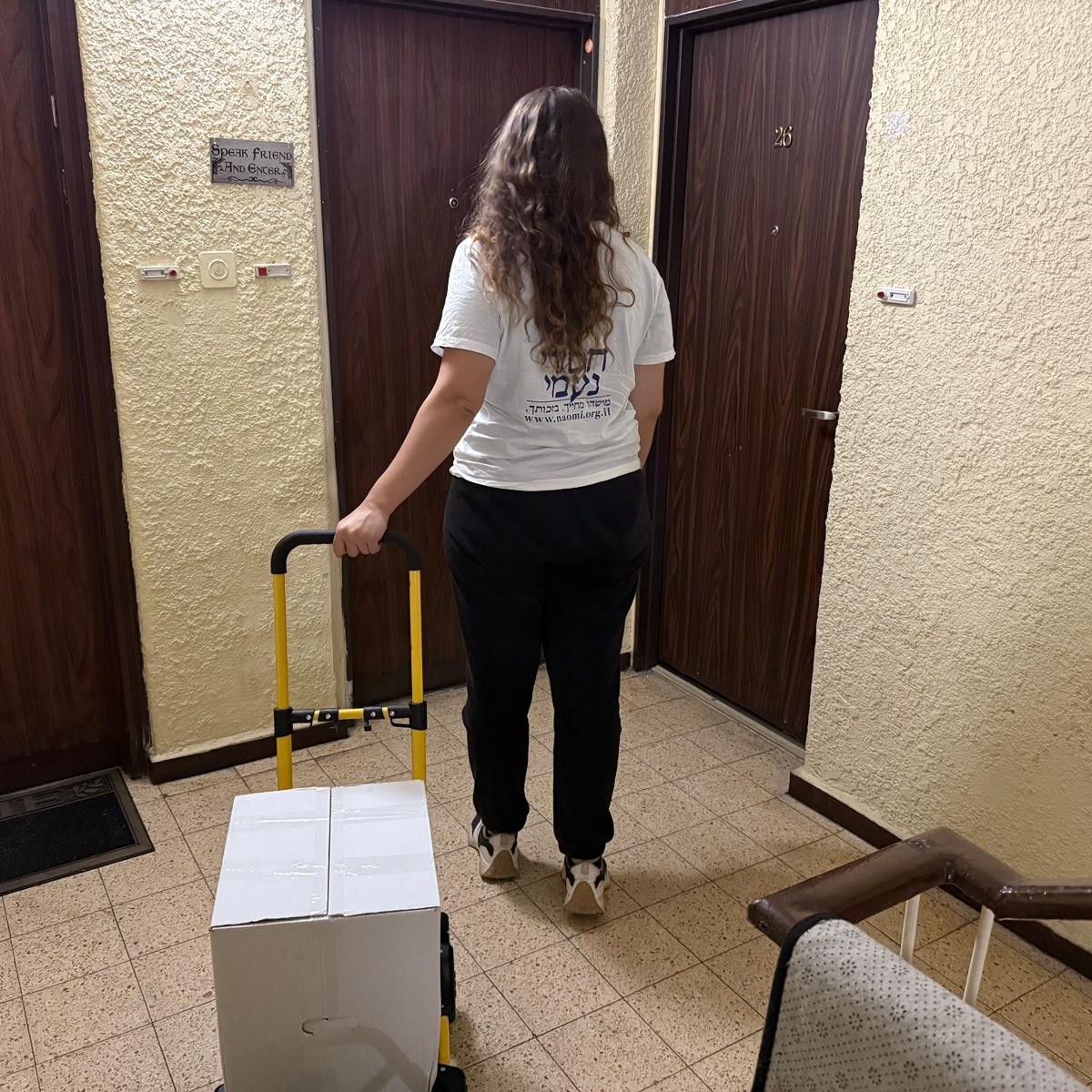 NaomiHasdei's tweet photo. Jour après jour, pendant l’opération "Chaagat Haari", malgré les sirènes et les tirs de missiles, les équipes et bénévoles de Hasdei Naomi poursuivent leur mission : distribuer des colis alimentaires aux rescapés de la Shoah et aux personnes âgées les plus vulnérables.
#חסדינעמי https://t.co/z7U5sHMNH3