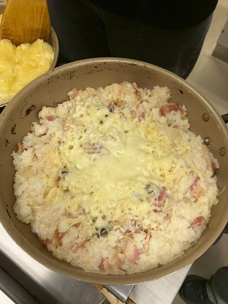 cookingkan's tweet photo. 2025/11/7通常活動

【メニュー】
カルボナーラドリア風
さつまいもち

講評83点
全人類が一度は考えたことのあるカルボナーラご飯を実現することができた。料理界に激震が走ることは間違いないだろう。うまく具材に焦げ目をつけることができ美味。お米の水分量の見極めが難。
#関大　#料理サークル https://t.co/VehNykttLn