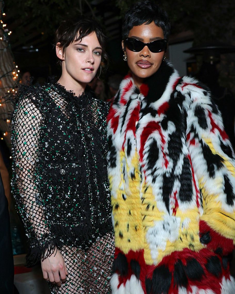 Kristen Stewart and Teyana Taylor at Chanel &amp; Charles Finch Pre-Oscars Dinner. 📷