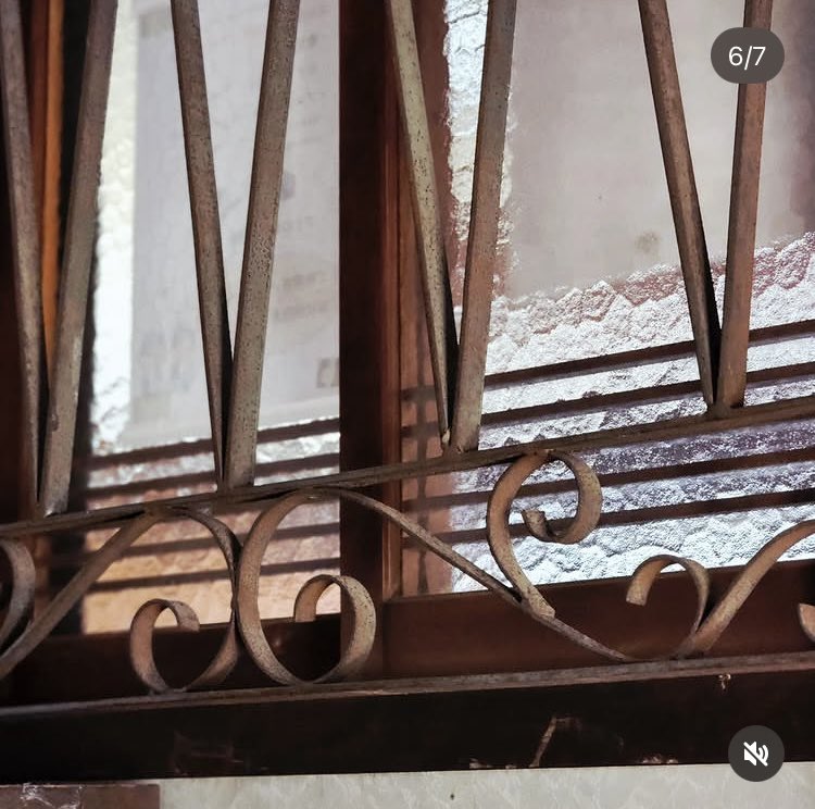 ～旧朝日湯の外観と佇まい～
#旧朝日湯 は、明治後期から大正期に建てられたものとされています。豪華な作りの和洋折衷の建設です。2024年には、その歴史的価値を認められ日本遺産（登録有形文化財）に登録されました。扉を開くと時間が巻き戻るような、そして同時に不思議な温もりも感じられます。