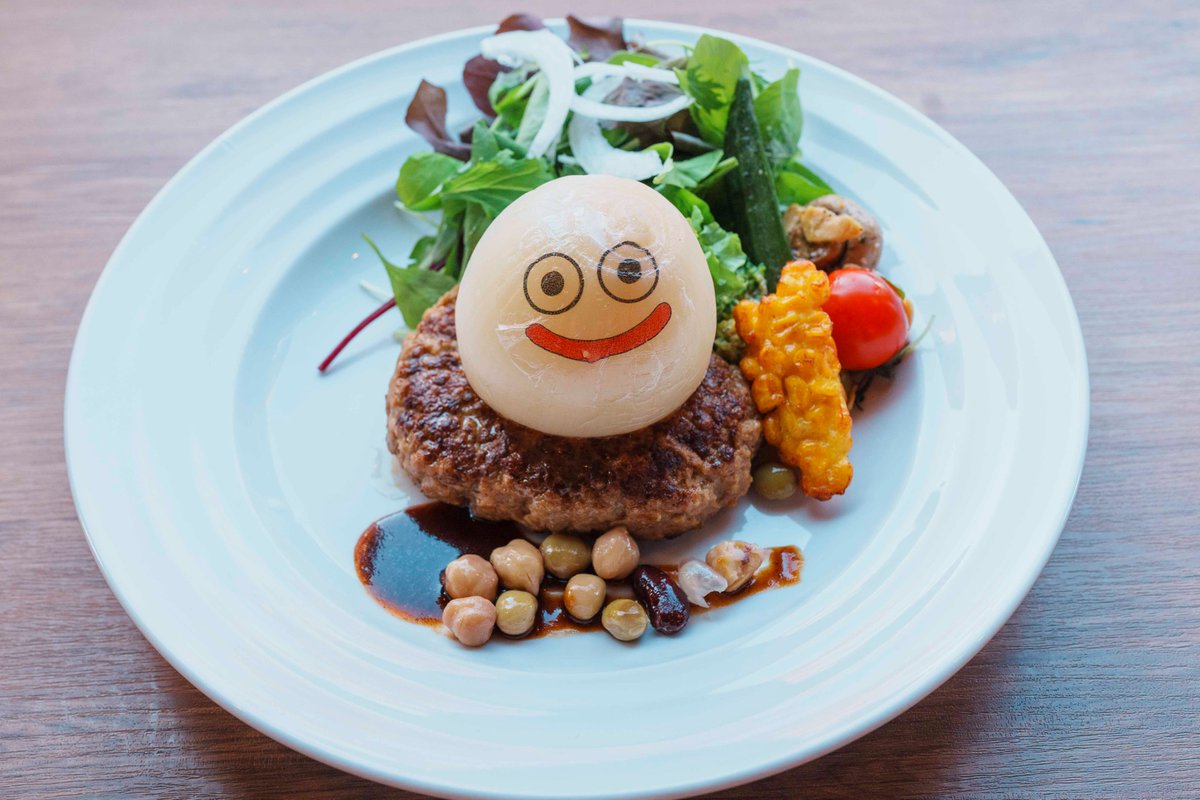 DQ_ISLAND's tweet photo. 【淡路島で世界を救う冒険に出発しよう！】
 ＜ルイーダの酒場編＞

何食わぬ顔で現れる、たまねぎスライム。
「丸ごとたまねぎスライムのハンバーグ」は、
甘い淡路島産玉ねぎ×肉汁ハンバーグの反則級コンビ✨🧅
しっかり食べたい冒険者におすすめです🍖

#DQ_ISLAND #淡路島 #ニジゲンノモリ https://t.co/PHPkaPDVTc