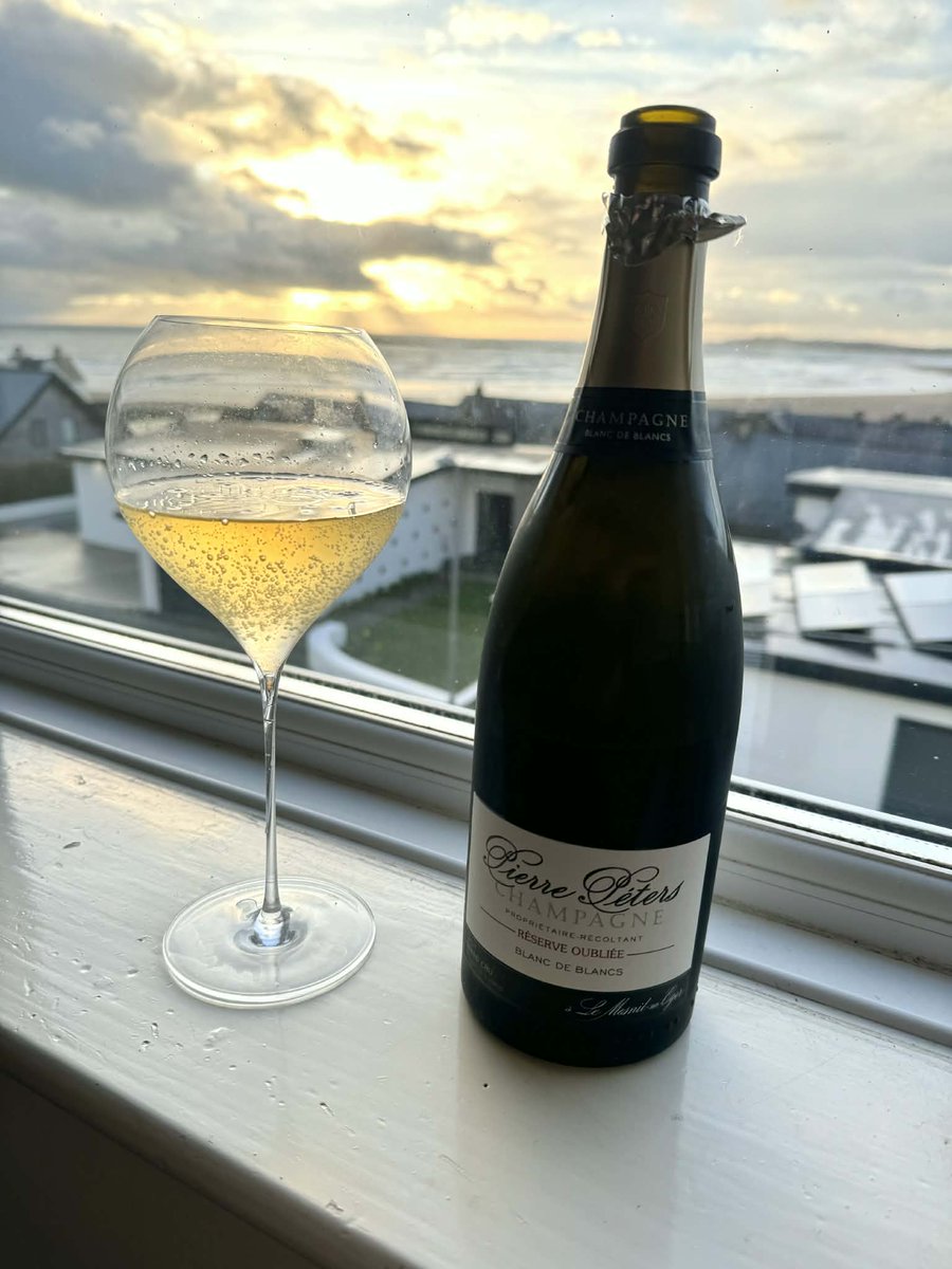 bigbigdave_'s tweet photo. Back at the seaside, first time this year and celebrating with Pierre Peters Reserve Oubilee Blanc de Blancs #rhosneigr #anglesey🥂🍾😎 https://t.co/ElxSEuWfEk