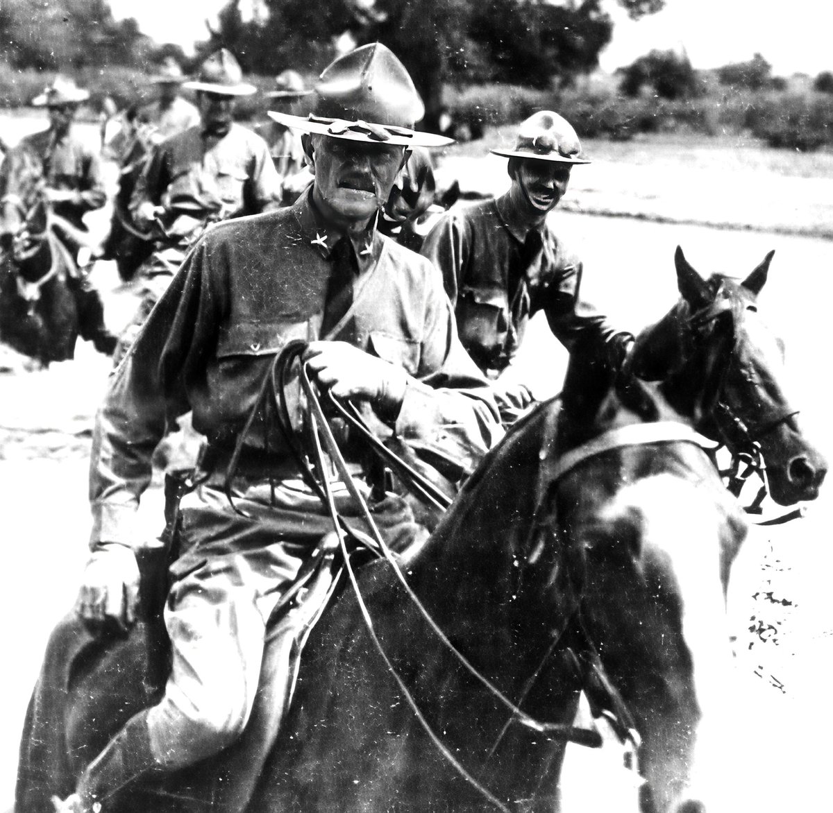 TheatrumBelli's tweet image. 15 mars 1916 : à la poursuite de #PanchoVilla (Mexique).
---
Le président américain Woodrow #Wilson ordonne au général #Pershing une expédition punitive contre Pancho Villa dont les hommes viennent d’attaquer la ville américaine de Colombus (9 mars 1916). Pershing franchit la