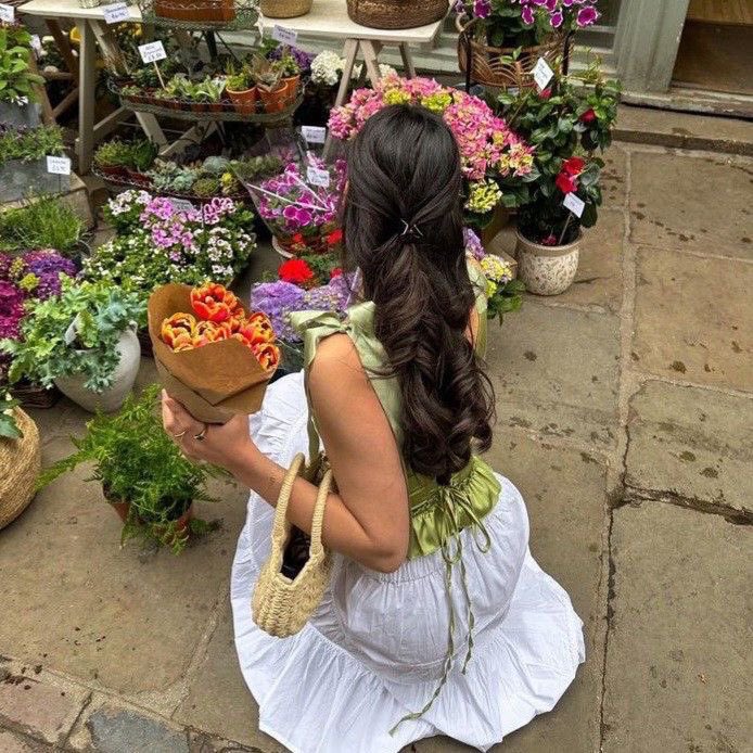 Avazoey_'s tweet photo. she and her flowers 💐🌸 https://t.co/28Oc2gRu1Y