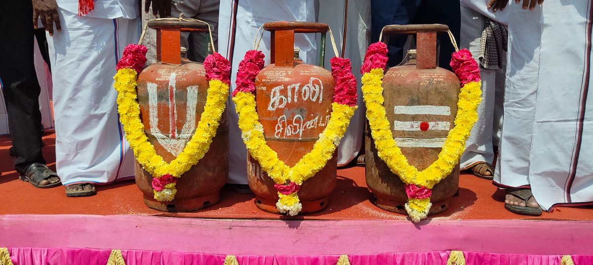arulsekar19's tweet photo. #ModijiWhereIsLPG https://t.co/llYdt8BFMi