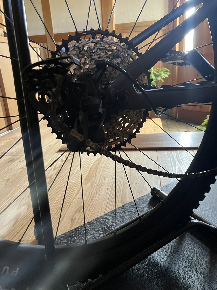 take_ro0313's tweet image. #MTB 
今日は産まれ育った地元の里山での、道路美化活動の初日🌳🌲🚵‍♂️
大勢集まって作業も手際よく終わり、さぁ整備した所で遊ぶぞと意気込んだが⋯

ものの10分足らずで太枝巻き込みRDもぎ取れました😭また余計な出費が💸
最近本当についてない💦
自転車モチベまた下がる😔