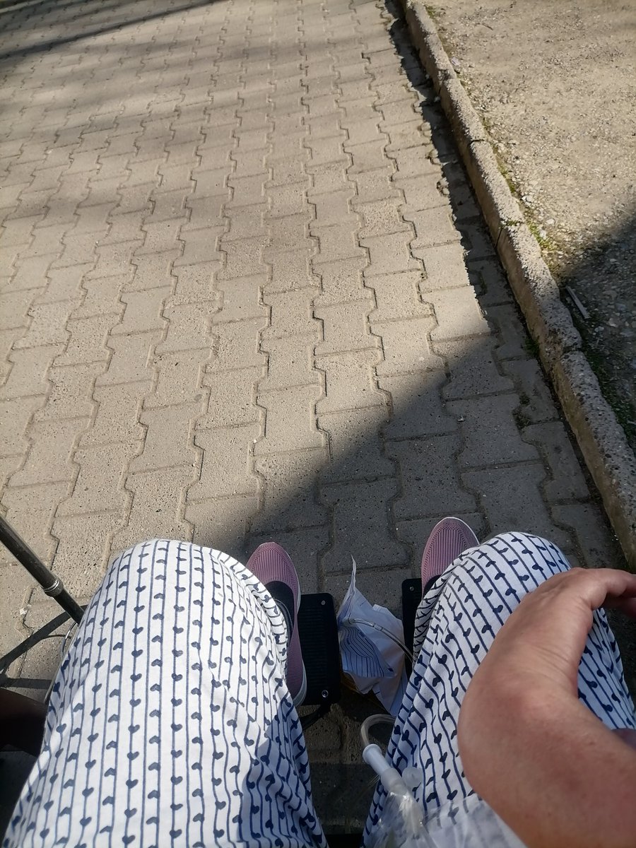 Dozivela sam tezak mozdani udar i desna strana ruke i noge mi je oduzeta a imam i urostomu na stomaku na koju obljavljam fizoloske potrebe zbog karcinoma, prosle godine su mi ustanovili Multiple Skerlozu pa Vas molim ako ste u mogućnosti da pomognete da nastavim 1016 na 3030 🙏