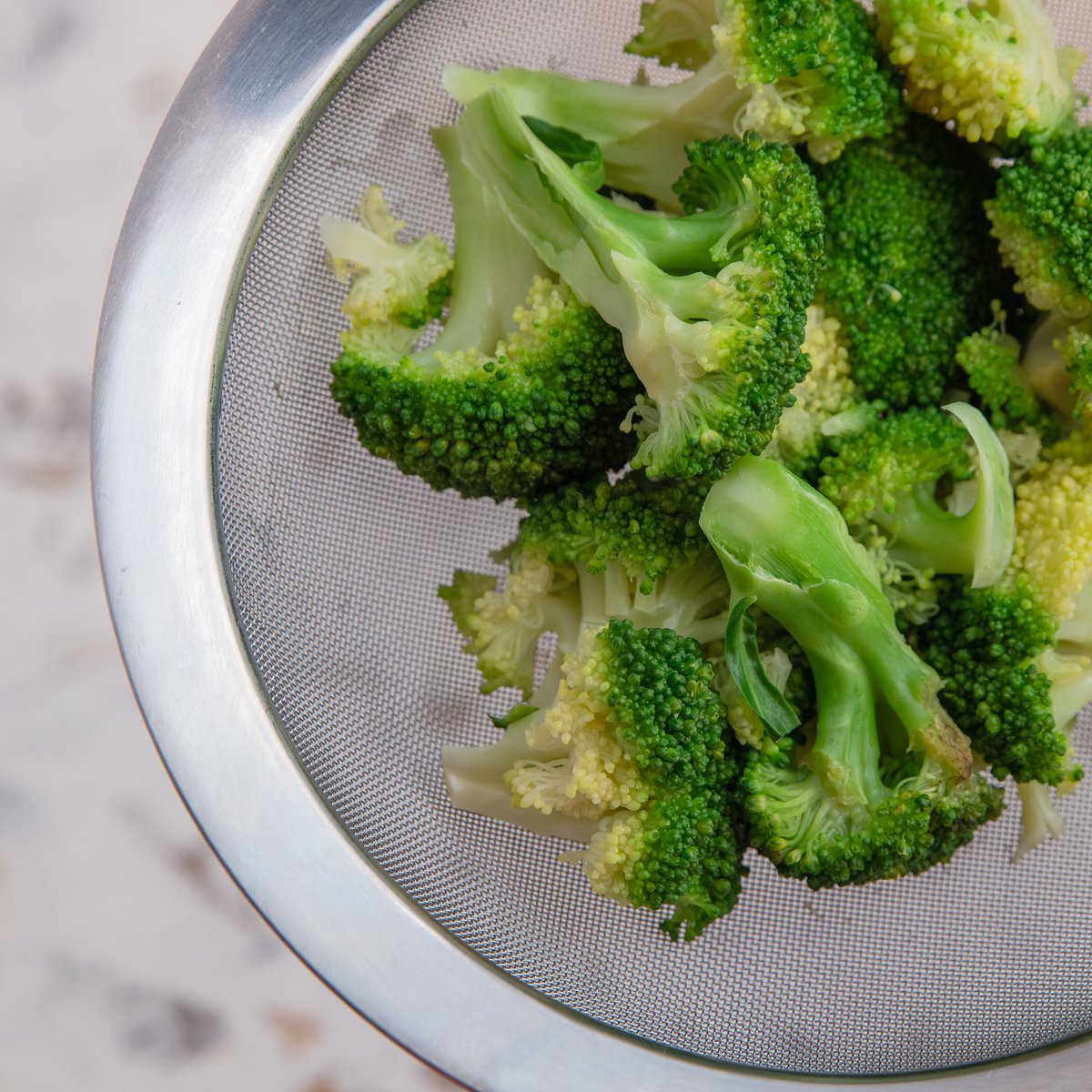 AkashSh28156291's tweet image. "Taste Test: Fresh vs. Frozen Broccoli!   Fresh: Crisp texture, bright green, light grassy flavor.  Frozen: Tender-crisp, retains nutrients, perfect for quick meals.  Winner Depends on your need—fresh for salads, frozen for stir-fries!   #FoodReview #CookingHacks"