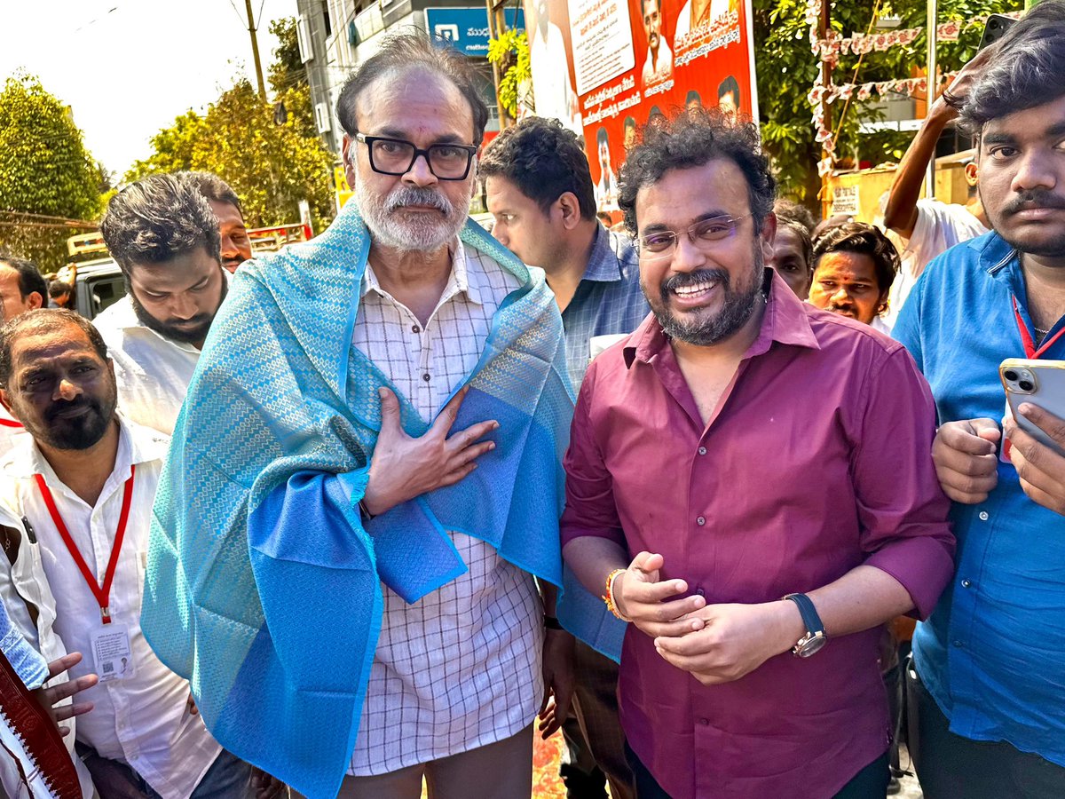 Boddepalliraghu's tweet photo. జనసేన పార్టీ సభ్యత్వ నమోదు కార్యక్రమం సందర్భంగా జనసేన పార్టీ ప్రధాన కార్యదర్శి, ఎమ్మెల్సీ కొణిదెల నాగబాబు గారికి విశాఖపట్నం ఉత్తర నియోజకవర్గంలోని 49వ వార్డులో ఘన స్వాగతం పలకడం జరిగింది.
@JanaSenaParty 
@PawanKalyan 
@NagaBabuOffl 
#JSPUdyami 
#JanasenaFormationDay https://t.co/bDGE3foW46