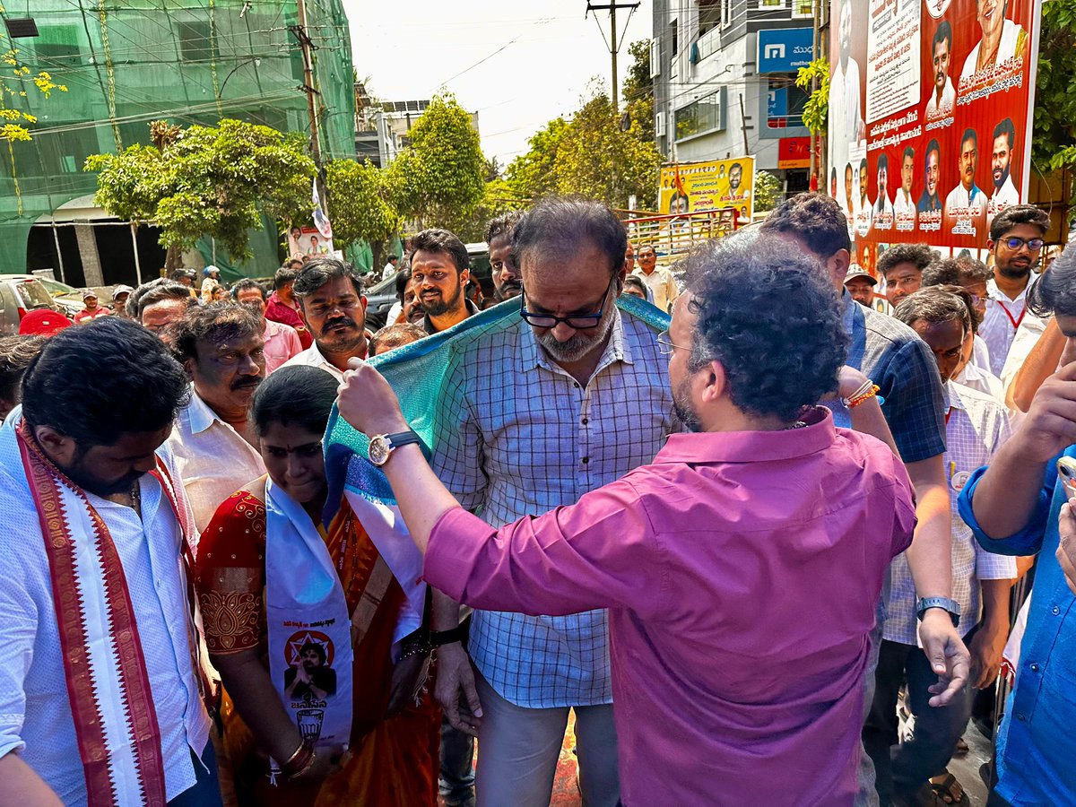 Boddepalliraghu's tweet photo. జనసేన పార్టీ సభ్యత్వ నమోదు కార్యక్రమం సందర్భంగా జనసేన పార్టీ ప్రధాన కార్యదర్శి, ఎమ్మెల్సీ కొణిదెల నాగబాబు గారికి విశాఖపట్నం ఉత్తర నియోజకవర్గంలోని 49వ వార్డులో ఘన స్వాగతం పలకడం జరిగింది.
@JanaSenaParty 
@PawanKalyan 
@NagaBabuOffl 
#JSPUdyami 
#JanasenaFormationDay https://t.co/bDGE3foW46