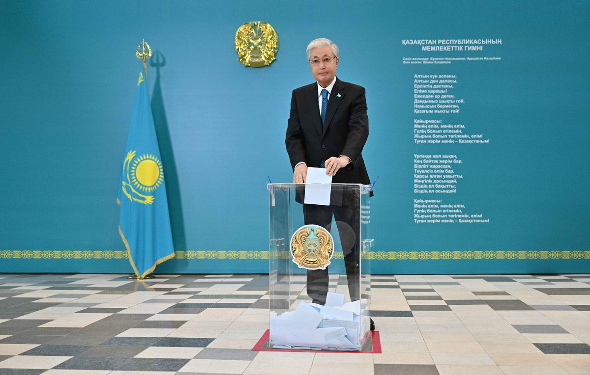 aqorda_press's tweet photo. 🇰🇿 President Kassym-Jomart Tokayev votes in the #NationalReferendum on the draft of a new #Constitution of the Republic of #Kazakhstan

After voting, the President held a briefing for representatives of domestic and international media.

Addressing journalists, Kassym-Jomart Tokayev highlighted the exceptional significance of the referendum for the country’s future.
“I congratulate all of you, because today is truly a historic day for our country. The Constitution is a fundamental document that #guarantees the #rights and #freedoms of our citizens, which is why it holds special importance. The new Constitution reaffirms the territorial #integrity, #independence and #sovereignty of our state.
The Constitution adopted in 1995 fulfilled its role. Our country lived under this document for 35 years, but time does not stand still. The moment has come to adopt a new Basic Law. I was also actively involved in its preparation, personally proposing the text of the Constitution’s preamble and a number of other provisions. I am confident that the new Basic Law will serve the interests of our country and its future”, – the President said.