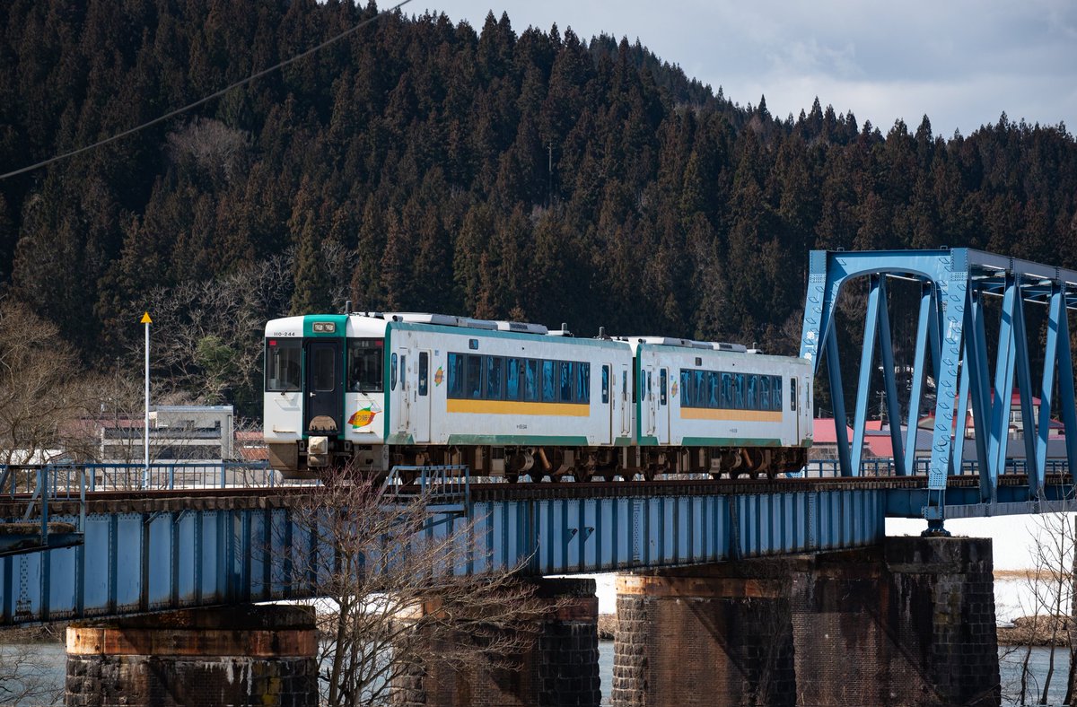 yswgrb55's tweet photo. 隣接する道路工事に伴う臨時運休から
先頃運転再開した陸羽西線を撮りに

この路線、沿線は風光明媚なのに
生活路線としてはもう大赤字でヤバいなので
大々的に観光路線としてリニューアルすべきですよーJRさん https://t.co/eADWRIexZ2