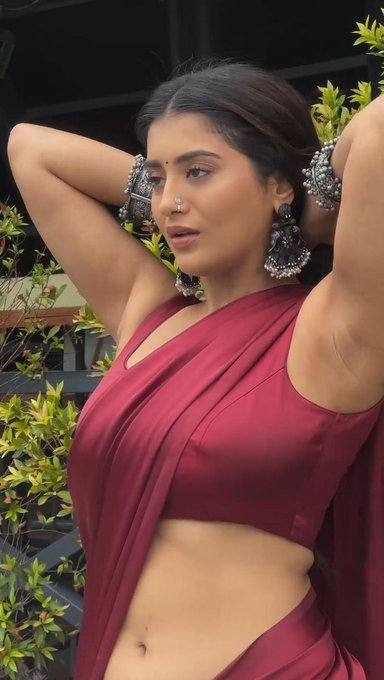 RishiOfficial_1's tweet photo. Whenever Raashi raises her hands, she looks more prettier 🥵😘 https://t.co/hyHhArkGlI