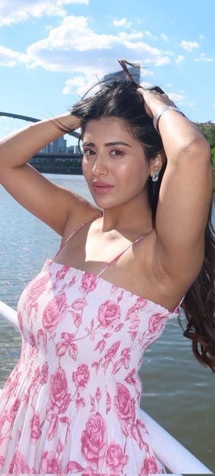 RishiOfficial_1's tweet photo. Whenever Raashi raises her hands, she looks more prettier 🥵😘 https://t.co/hyHhArkGlI