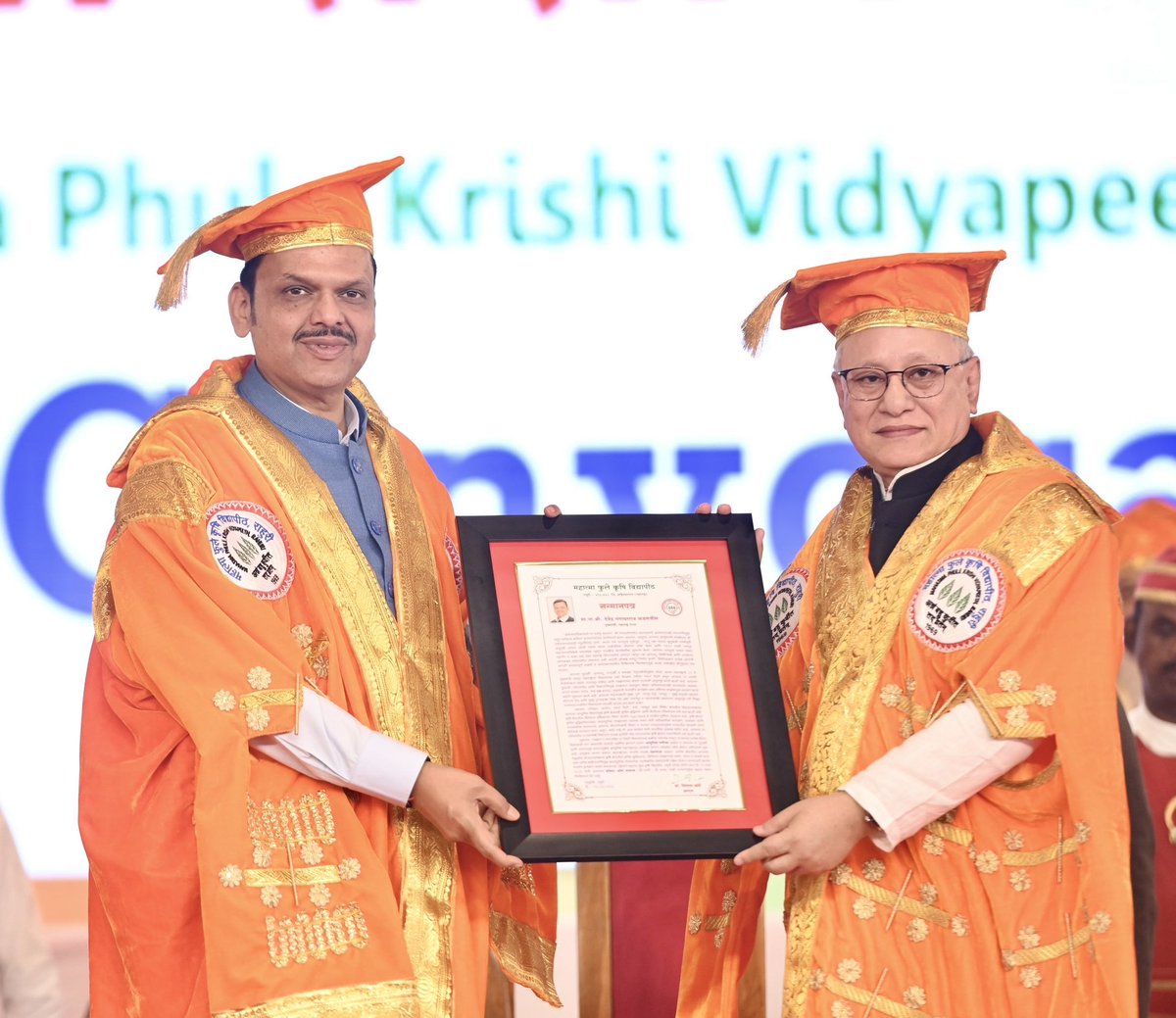 advakash's tweet photo. महाराष्ट्राचे मुख्यमंत्री मा. @Dev_Fadnavis जी यांना महात्मा फुले कृषी विद्यापीठ, राहुरी यांच्या वतीने “डॉक्टर ऑफ सायन्स” ही मानद पदवी प्रदान करून सन्मानित करण्यात आले. ही मानद पदवी महाराष्ट्राचे राज्यपाल मा. जिष्णू देव वर्मा यांच्या हस्ते प्रदान करण्यात आली.
#DoctorOfScience https://t.co/eSVXrT6Gwm