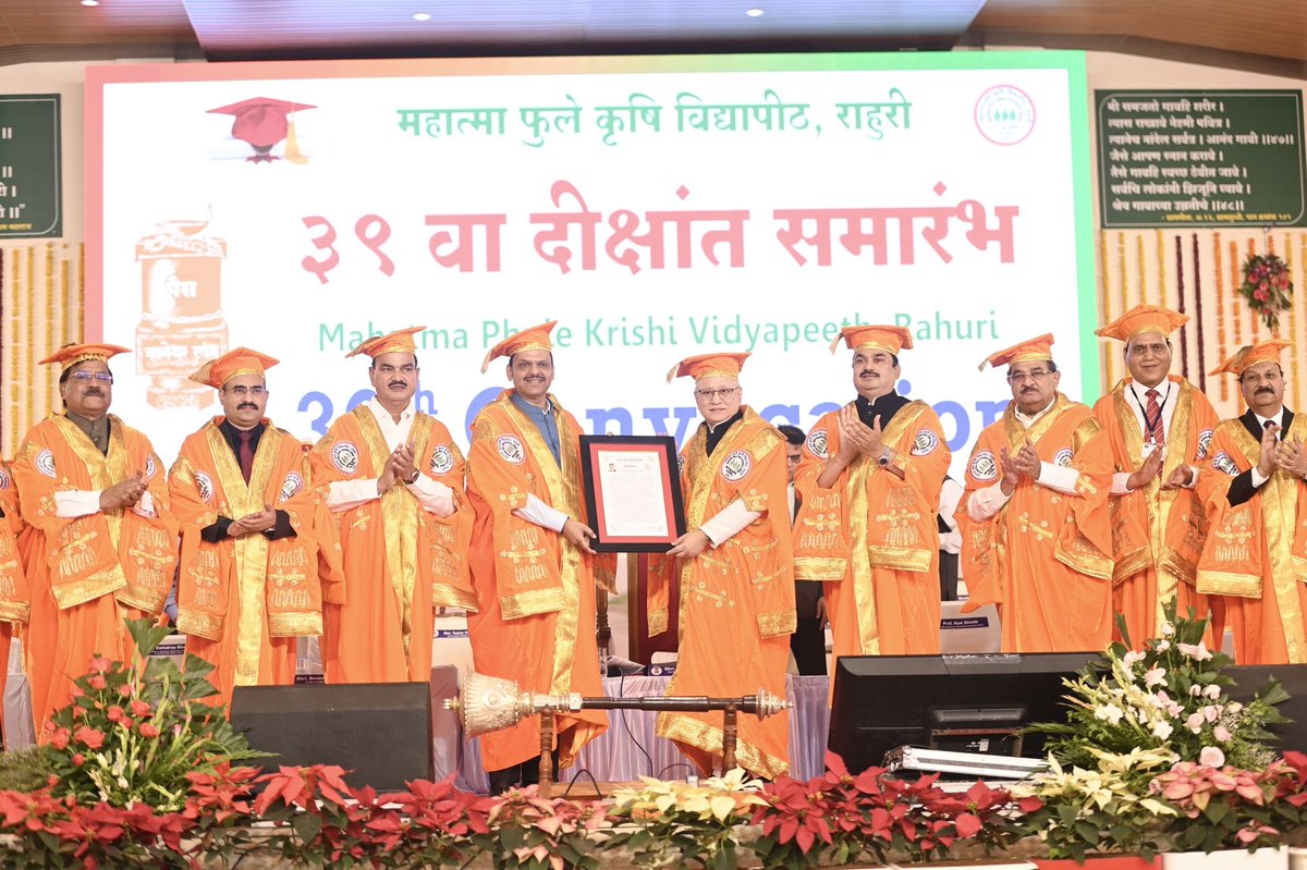 advakash's tweet photo. महाराष्ट्राचे मुख्यमंत्री मा. @Dev_Fadnavis जी यांना महात्मा फुले कृषी विद्यापीठ, राहुरी यांच्या वतीने “डॉक्टर ऑफ सायन्स” ही मानद पदवी प्रदान करून सन्मानित करण्यात आले. ही मानद पदवी महाराष्ट्राचे राज्यपाल मा. जिष्णू देव वर्मा यांच्या हस्ते प्रदान करण्यात आली.
#DoctorOfScience https://t.co/eSVXrT6Gwm