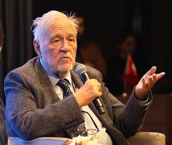 Prof. Dr. İlber Ortaylı:

Adamın adı İsak, oğlunun ismi Bünyamin torununa Musa ismini vermiş... 
Bunlar 3.000 yıllık Yahudi isimleridir ama kalkıp diyor ki şapkayı Yahudilerden aldık! 
Oysa Yahudi kipasını takke diye takıyor, Yahudi gibi sünnet oluyor, Yahudilerin peygamberini