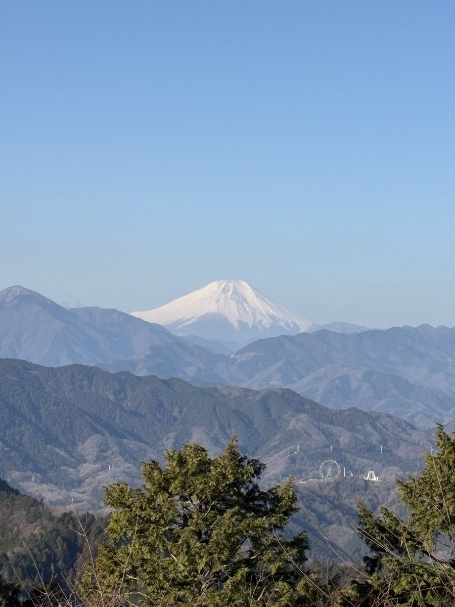 Kyo1123t's tweet photo. 2026.3.15 高尾山

山下舞弓さんのトークイベントがあるとの事で、久しぶりに高尾山へ。

イベント前に稲荷山コース〜1号路を周回。

ロープウェイ運行前に山頂に着いたので、人もさほどおらず、標識もバッチリ撮影できました！富士山もバッチリ👌丹沢もバッチリ👍

山下さん、いつ会ってもかわいい💕 https://t.co/PfMUSt3808