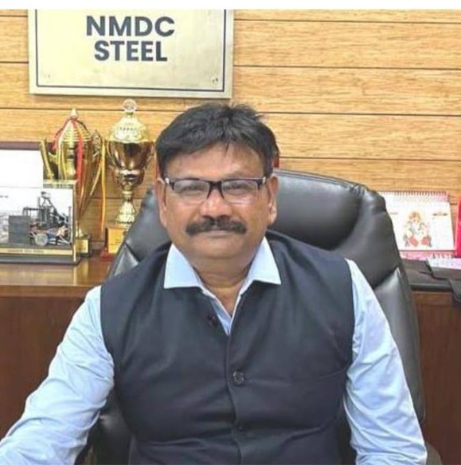 UttarandhraNow's tweet image. ఎట్టకేలకు పూర్తిస్థాయి సీఎండీని నియమించిన ప్రభుత్వం.

ఎం ఎం డీ సీ ఎగ్జిక్యూటివ్ డైరెక్టర్ గా ఉన్న ప్రభాకర్ కు కీలక బాధ్యతలు.
 #vizagsteelplant #cmd #prabhakar #UANow