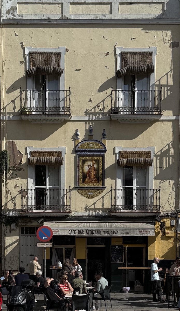 jmde99's tweet photo. Una soleada mañana de cuaresma en Triana https://t.co/Jn6DsdWsJN