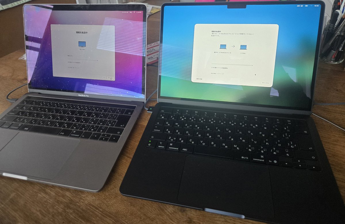 FoldBack457's tweet photo. 左の古いMacBookProから右の新しいMacBookAirに移行中～。歳を取ると軽量化は大事ww https://t.co/wvDYx2AEe5