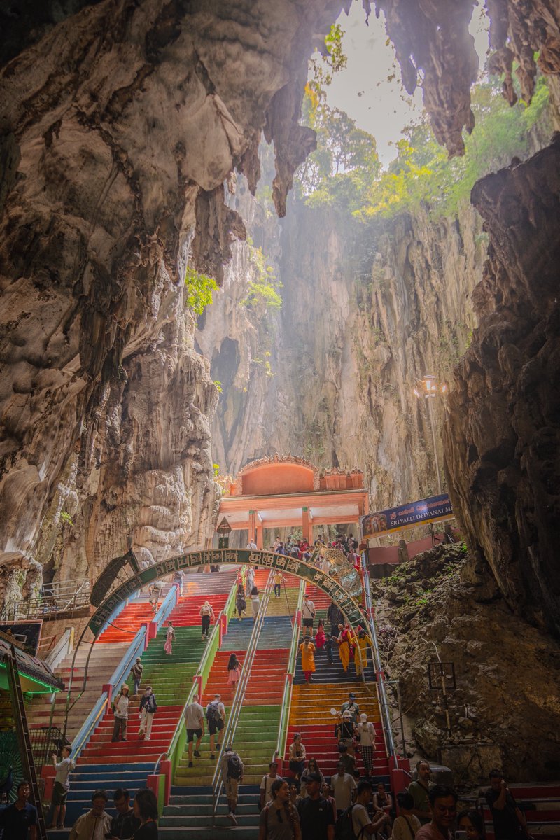alphaville214's tweet photo. Batu Caves, Kuala Lumpur 🇲🇾
A temple hidden inside stone and light.

#batucaves #kualalumpur #malaysia 
#photography #travelphotography https://t.co/vvnjofHtzS