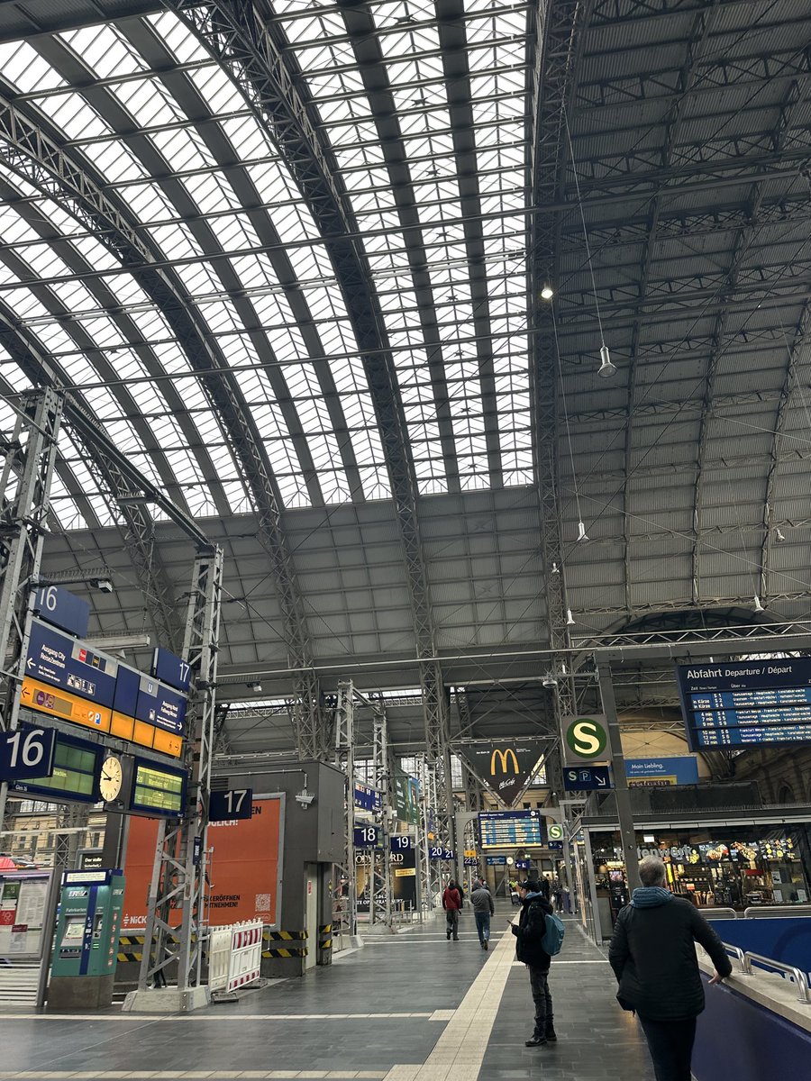 lautern_1900_'s tweet photo. Bin ich beim falschen Bahnhof fürs Derby? #betze https://t.co/lIHVhzH8An