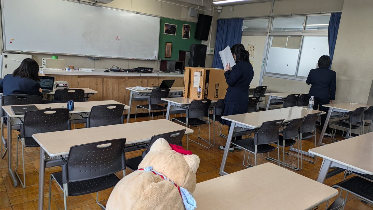 kosinanengeki's tweet photo. 【今週の越南演劇部的ハイライト】
おはようございます！
今週は大会で使う音源の録音をしました！録音する姿、なんだか声優さんみたいでかっこいいですね🤔

また、卒業する先輩方も最後に来てくれました！先輩方、これからも頑張ってください🔥💪

🐱「………」
じょうみゃくも録音したいの？💦💦 https://t.co/bJspTNgjSj