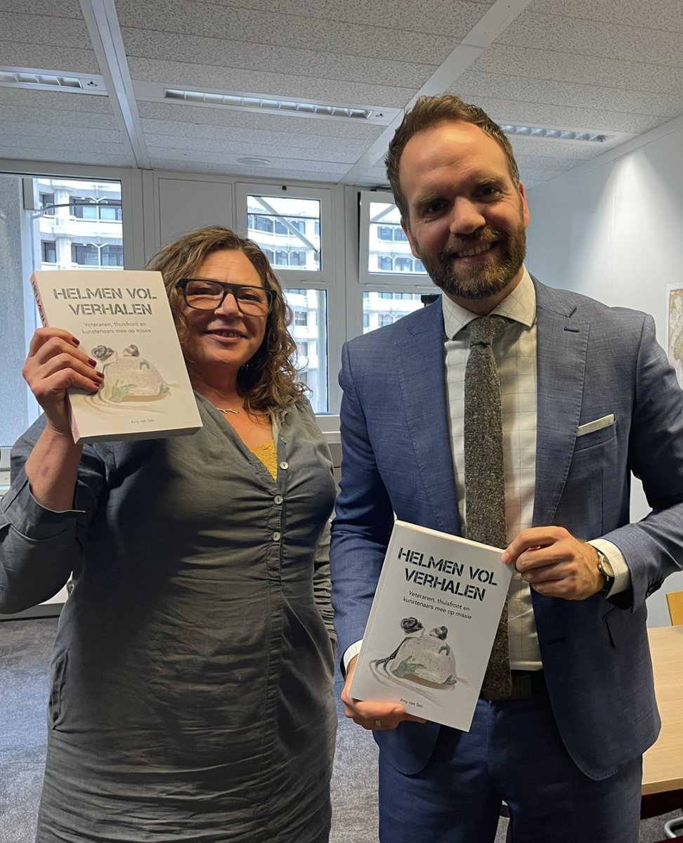 AmyvanSon's tweet photo. The time is #NOWNOWNOW 
Het boek is er al, nu nog de expositie @DefensieStas @DefensieMin @Defensie 
#HelmenVolVerhalen naar de 2e kamer. #ZijDurftAlles
Laat het licht schijnen. 

Erken #veteranenzorg, een kunstwerk zegt meer dan 1000 woorden. #erkenning
https://t.co/t08NZl22Yk https://t.co/FfSHH3fXww