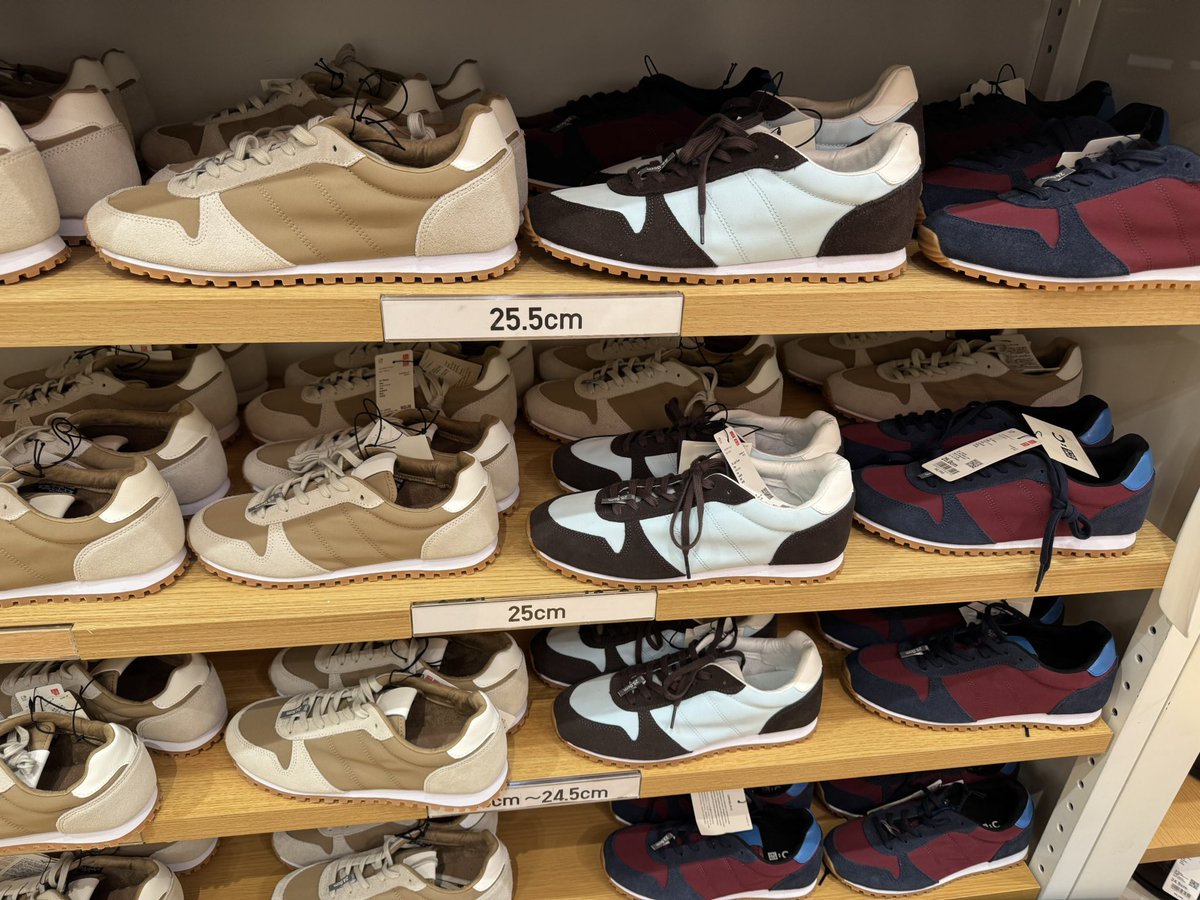 neuesake's tweet photo. ユニクロのスニーカー。ニューバランスっぽいと思っら、履いた感じもニューバランスっぽい。うっかり買っちゃいそう。#newbalance #uniqlo https://t.co/8EBlfT4zAN