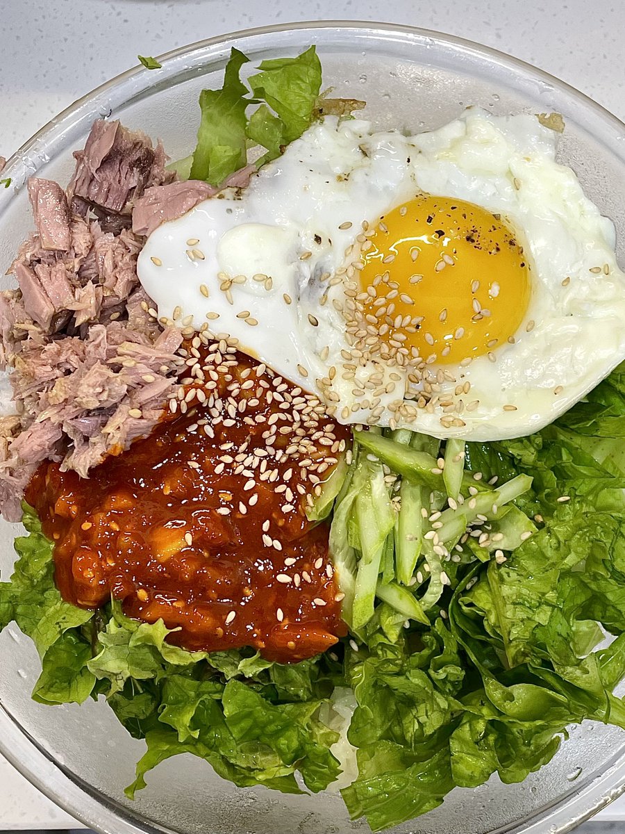 봄동비빔밥 이전에 상추비빔밥이 있었다
필수토핑 참치캔+후라이 +양념장은 꼭 초고추장!!
이거 급식메뉴로도 종종 나왔는데 ㄴㅁ맛있어