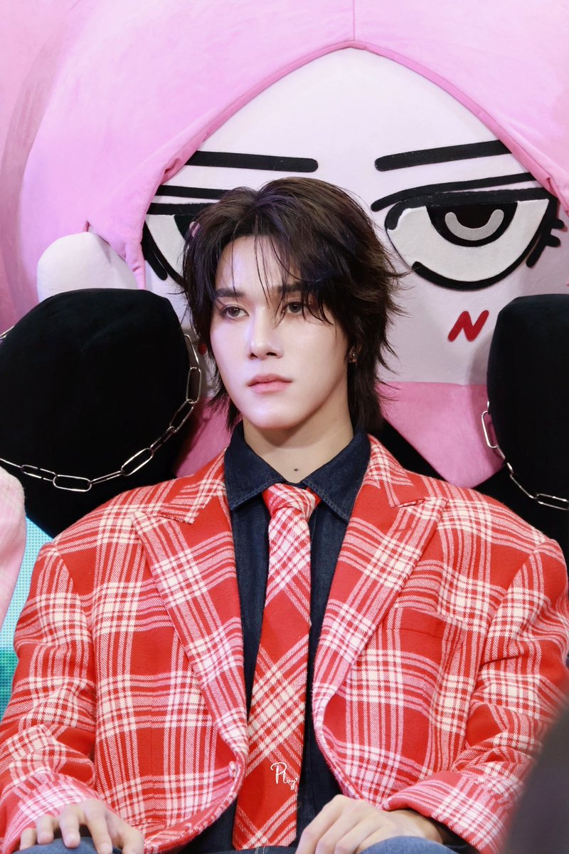 ละเมื่อวานนานิใส่คอนแทคเลนส์สีเทาอ่ะ เหมือนนีออนน่ามากๆๆๆๆๆ รูปนี้เหมือนมีมนานิแยกร่างอ่ะ มีนานิ 2 คนเลย