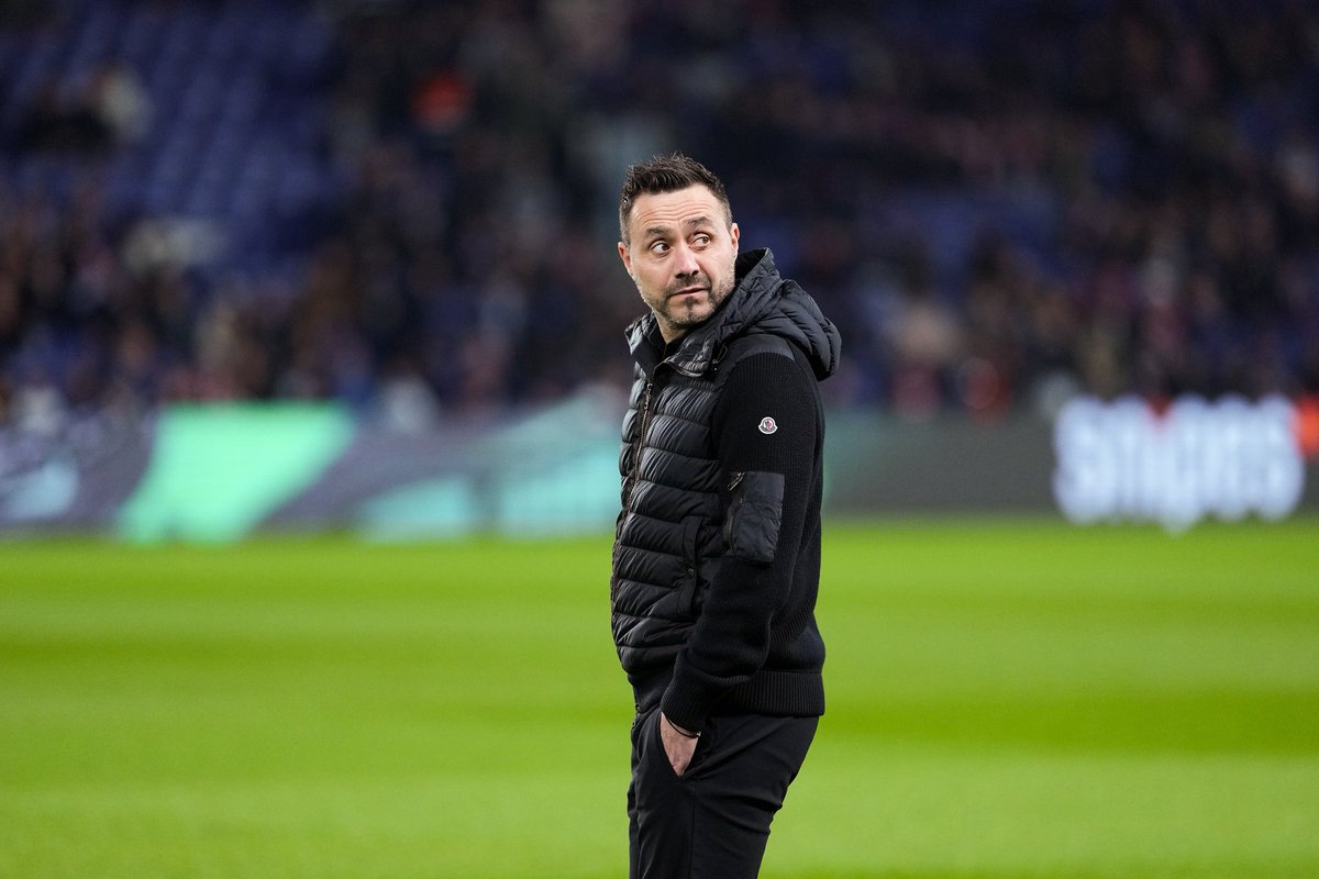 _BeFootball's tweet photo. 🚨 𝗩𝗔𝗟𝗘𝗡𝗧𝗜𝗡 𝗥𝗢𝗡𝗚𝗜𝗘𝗥 🇫🇷 𝗔 𝗘𝗨 𝗣𝗥𝗘̀𝗦 𝗗𝗘 𝟮𝟬 𝗘𝗡𝗧𝗥𝗔𝗜̂𝗡𝗘𝗨𝗥𝗦 et il révèle qui l’a le plus marqué (De Zerbi 🇮🇹, c’est dingue 😳)

« J’ai beaucoup aimé l’approche d’Igor Tudor 🇭🇷 à Marseille. Au même titre que Sergio Conceiçao 🇵🇹 à Nantes. 

Le discours qu’ils ont tenu, c’est : “𝗜𝗹 𝗻’𝘆 𝗮 𝗽𝗹𝘂𝘀 𝗮𝘂𝗰𝘂𝗻 𝘀𝘁𝗮𝘁𝘂𝘁 𝗱𝗮𝗻𝘀 𝗹’𝗲́𝗾𝘂𝗶𝗽𝗲, 𝗰𝗲𝗹𝘂𝗶 𝗾𝘂𝗶 𝗺𝗲 𝗱𝗼𝗻𝗻𝗲𝗿𝗮 𝘀𝗮𝘁𝗶𝘀𝗳𝗮𝗰𝘁𝗶𝗼𝗻 𝗷𝗼𝘂𝗲𝗿𝗮.” Igor a sorti Dim (Payet) du 11,  un joueur exceptionnel qui avait survolé le Championnat l’année d’avant.

𝗜𝗹 𝘃𝗼𝘂𝗹𝗮𝗶𝘁 𝘂𝗻 𝗳𝗼𝗼𝘁 𝗵𝘆𝗽𝗲𝗿𝗮𝗴𝗿𝗲𝘀𝘀𝗶𝗳, 𝗼𝗳𝗳𝗲𝗻𝘀𝗶𝗳, 𝗮𝘃𝗲𝗰 𝗱𝘂 𝗺𝗮𝗿𝗾𝘂𝗮𝗴𝗲 𝘂𝗻 𝗽𝗼𝘂𝗿 𝘂𝗻, 𝗵𝗼𝗺𝗺𝗲 𝗮̀ 𝗵𝗼𝗺𝗺𝗲. 𝗣𝗮𝘀 𝗹𝗮 𝗾𝘂𝗮𝗹𝗶𝘁𝗲́ 𝗽𝗿𝗲𝗺𝗶𝗲̀𝗿𝗲 𝗱𝗲 𝗗𝗶𝗺.

Il l’a sorti de l’équipe, a assumé, et ça lui a donné raison parce qu’on a eu des bons résultats.

Je ne sais pas si je me serais passé de Dim, ce n’est pas ça que je dis, 𝗺𝗮𝗶𝘀 𝗳𝗮𝗶𝗿𝗲 𝗱𝗲𝘀 𝗰𝗵𝗼𝗶𝘅 𝗳𝗼𝗿𝘁𝘀 𝗲𝘁 𝗴𝗮𝗿𝗱𝗲𝗿 𝗹𝗲 𝗰𝗮𝗽, 𝗰̧𝗮 𝗺𝗲 𝗽𝗮𝗿𝗹𝗲.

Et footballistiquement, 𝗗𝗔𝗡𝗦 𝗟𝗘 𝗦𝗢𝗨𝗖𝗜 𝗗𝗨 𝗗𝗘́𝗧𝗔𝗜𝗟 𝗘𝗧 𝗗𝗘 𝗟𝗔 𝗧𝗔𝗖𝗧𝗜𝗤𝗨𝗘, 𝗣𝗘𝗥𝗦𝗢𝗡𝗡𝗘 𝗡𝗘 𝗣𝗘𝗨𝗧 𝗘́𝗚𝗔𝗟𝗘𝗥 𝗥𝗢𝗕𝗘𝗥𝗧𝗢 𝗗𝗘 𝗭𝗘𝗥𝗕𝗜 🇮🇹🧠.

Il est marquant pour tous les joueurs qui travaillent avec lui. Il vit foot, en fait. Il ne fait que ça, que ça, que ça.

𝗘𝘅𝗲𝗺𝗽𝗹𝗲 : 𝗮̀ 𝗹’𝗲𝗻𝘁𝗿𝗮𝗶̂𝗻𝗲𝗺𝗲𝗻𝘁, 𝗼𝗻 𝘃𝗮 𝘁𝗿𝗮𝘃𝗮𝗶𝗹𝗹𝗲𝗿 𝘂𝗻 𝗰𝗶𝗿𝗰𝘂𝗶𝘁 𝗱𝗲 𝗽𝗮𝘀𝘀𝗲𝘀, 𝗶𝗹 𝗱𝗲𝗺𝗮𝗻𝗱𝗲 𝗮̀ 𝘀𝗲𝘀 𝗺𝗶𝗹𝗶𝗲𝘂𝘅 𝗱𝗲 𝗱𝗲́𝗰𝗿𝗼𝗰𝗵𝗲𝗿 𝗱𝗮𝗻𝘀 𝗹𝗲 𝗯𝗼𝗻 𝘁𝗶𝗺𝗶𝗻𝗴 𝗲𝘁 𝗱𝗮𝗻𝘀 𝘂𝗻𝗲 𝘇𝗼𝗻𝗲 𝘁𝗿𝗲̀𝘀 𝗽𝗿𝗲́𝗰𝗶𝘀𝗲.

Si tu es en retard d’une demi-seconde et qu’au lieu d’être ici, tu es là, il va stopper le jeu. Ça se joue à 30 centimètres.

𝗣𝗮𝗿𝗳𝗼𝗶𝘀, 𝗰’𝗲𝘀𝘁 𝘃𝗿𝗮𝗶𝗺𝗲𝗻𝘁 𝗲𝘅𝗮𝗴𝗲́𝗿𝗲́. 𝗠𝗮𝗶𝘀 𝗰̧𝗮 𝘃𝗮 𝗮𝘃𝗲𝗰 𝘀𝗼𝗻 𝗽𝗲𝗿𝘀𝗼𝗻𝗻𝗮𝗴𝗲. 𝗝𝗲 𝗻’𝗮𝗶 𝗷𝗮𝗺𝗮𝗶𝘀 𝘃𝘂 𝘂𝗻 𝗺𝗲𝗰 𝗮𝘂𝘀𝘀𝗶 𝗽𝗮𝘀𝘀𝗶𝗼𝗻𝗻𝗲́. 

Il y a 10 ans, les défenseurs étaient là pour défendre. On leur demandait limite de jeter le ballon. 

𝗔̀ 𝗹’𝗢𝗠, 𝘀𝗼𝘂𝘀 𝗥𝗼𝗯𝗲𝗿𝘁𝗼, 𝗰𝗲 𝘀𝗼𝗻𝘁 𝗲𝘂𝘅 𝗾𝘂𝗶 𝗲𝗻 𝘁𝗼𝘂𝗰𝗵𝗮𝗶𝗲𝗻𝘁 𝗹𝗲 𝗽𝗹𝘂𝘀 𝗽𝗮𝗿𝗰𝗲 𝗾𝘂’𝗶𝗹𝘀  𝗱𝗲𝘃𝗮𝗶𝗲𝗻𝘁 𝗲̂𝘁𝗿𝗲 𝘂𝗻 𝗽𝗼𝗶𝗻𝘁 𝗱𝗲 𝗳𝗶𝘅𝗮𝘁𝗶𝗼𝗻. »

(@lequipe)