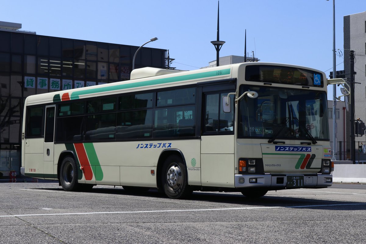 2026.03.11
三重交通
いすゞ エルガ
KL-LV280L1改
1051

JR四日市駅にて
#三重交通 #路線バス 

車体全体に施されていたラッピングが剥がされた今の姿が個人的には好みです🚌
運転席の前に置かれた1051のイラストのカードが気になります👀✨