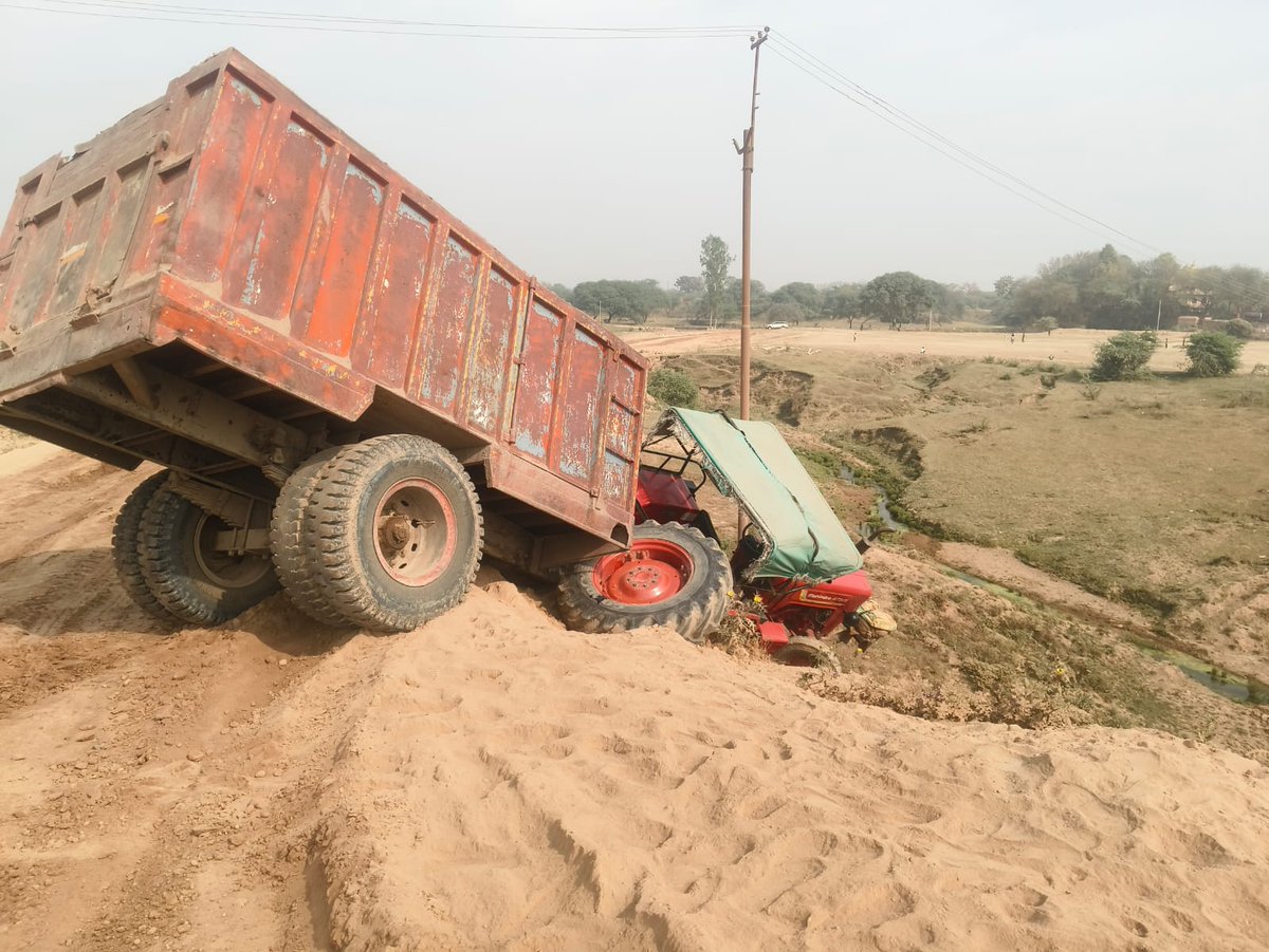 #Fatehpur चरका मोरम खंड से मोरम लदा ट्रैक्टर किशनपुर पुल में बने वैकल्पिक रास्ते में पलटा,रोक के बावजूद भी निकल रहे हैं मोरम लदे ट्रक व ट्रैक्टर बड़ा हादसा होने से टला इससे पहले भी कई ट्रक व ट्रैक्टर पलटे है <a href="/dmfatehpur/">DM/DEO FATEHPUR</a> 
<a href="/mgnregaupftp/">CDO Fatehpur</a> 
<a href="/ChiefSecyUP/">S.P. Goyal, Chief Secretary, GoUP</a> 
<a href="/bstvlive/">भारत समाचार | Bharat Samachar</a>