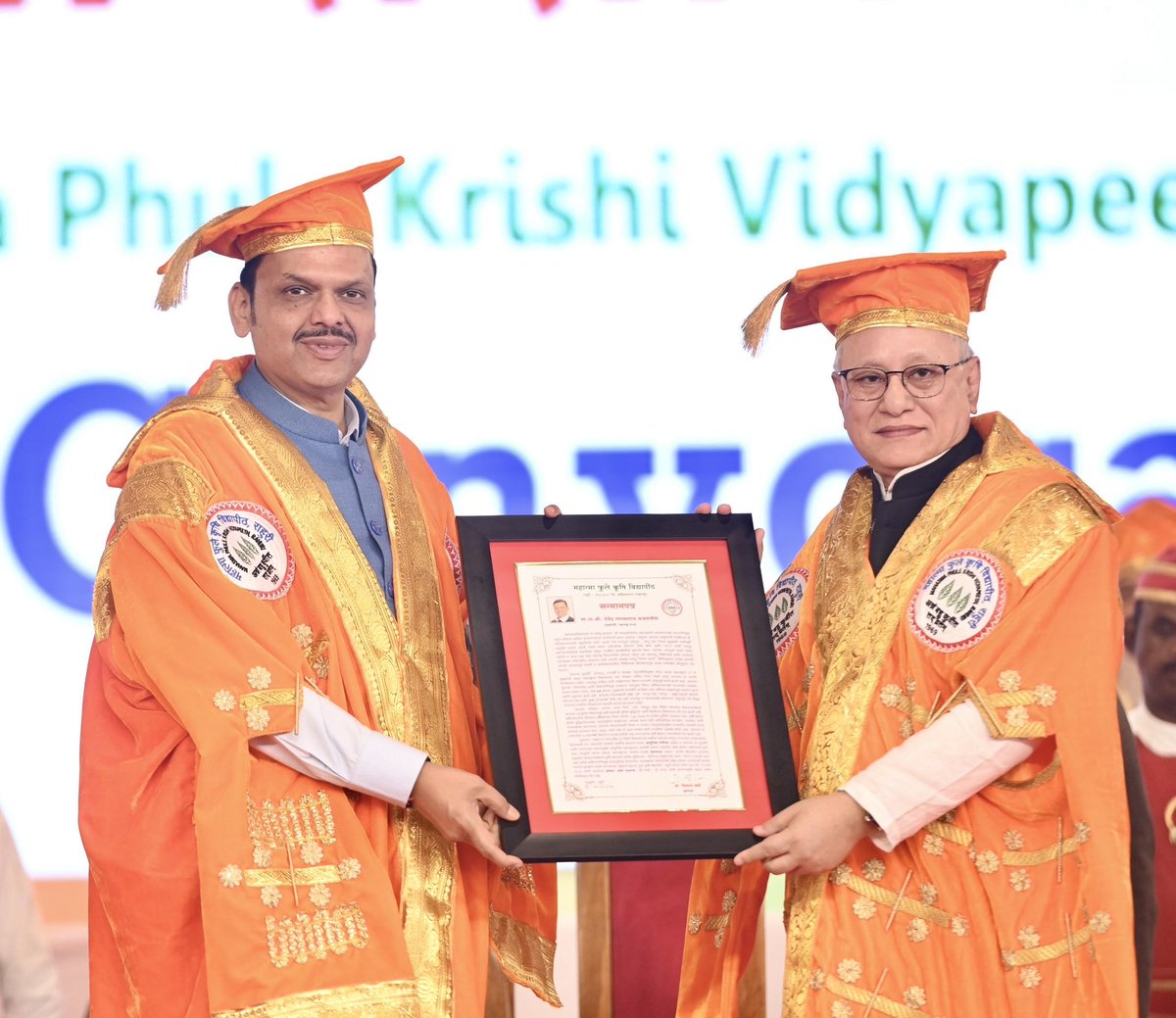 SandipJoshiNGP's tweet photo. मुख्यमंत्री मा. @Dev_Fadnavis जी यांना महात्मा फुले कृषी विद्यापीठातर्फे ‘डॉक्टर ऑफ सायन्स’ ही मानद उपाधी प्रदान करण्यात आली. 

सार्वजनिक जीवनातील प्रभावी नेतृत्व, विकासदृष्टी आणि राज्यासाठी केलेल्या कार्याचा हा गौरव आहे. या सन्मानाबद्दल मनःपूर्वक अभिनंदन! 

#DoctorOfScience https://t.co/NfXZkL82jF