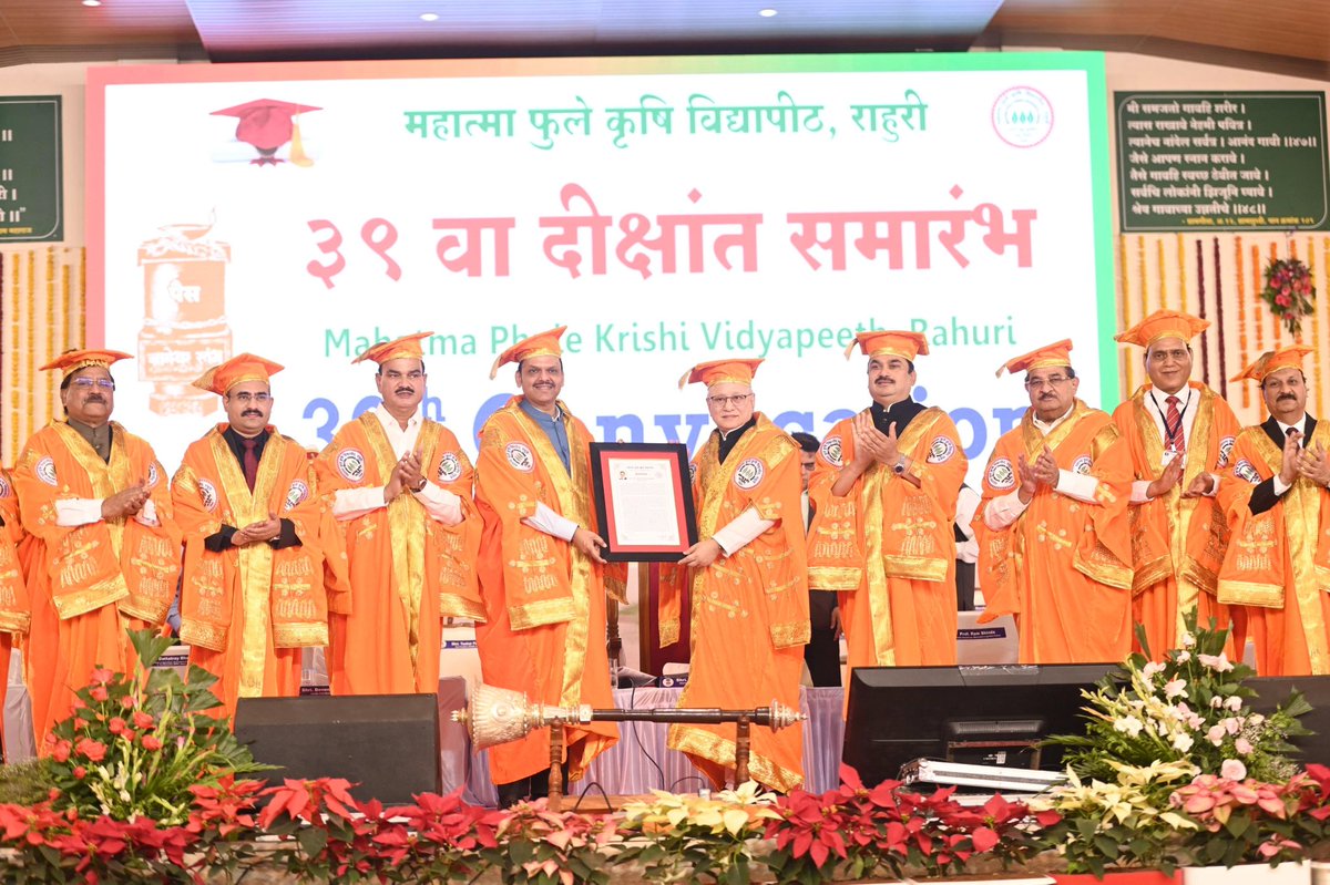SandipJoshiNGP's tweet photo. मुख्यमंत्री मा. @Dev_Fadnavis जी यांना महात्मा फुले कृषी विद्यापीठातर्फे ‘डॉक्टर ऑफ सायन्स’ ही मानद उपाधी प्रदान करण्यात आली. 

सार्वजनिक जीवनातील प्रभावी नेतृत्व, विकासदृष्टी आणि राज्यासाठी केलेल्या कार्याचा हा गौरव आहे. या सन्मानाबद्दल मनःपूर्वक अभिनंदन! 

#DoctorOfScience https://t.co/NfXZkL82jF