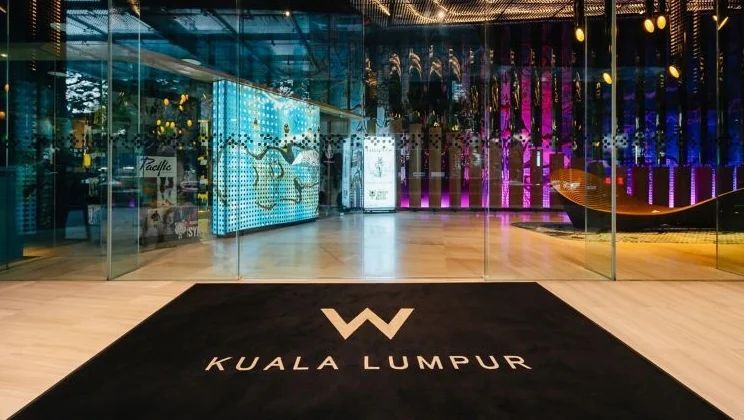 TravelDailyHQ's tweet image. W Kuala Lumpur is at the centre of the thriving Malaysian capital of Kuala Lumpur, offering stylish luxury and breathtaking city skyline views. traveldailymedia.com/w-kuala-lumpur… #hotels #WKualaLumpur #WHotels #cultureinKL #cultureandluxury