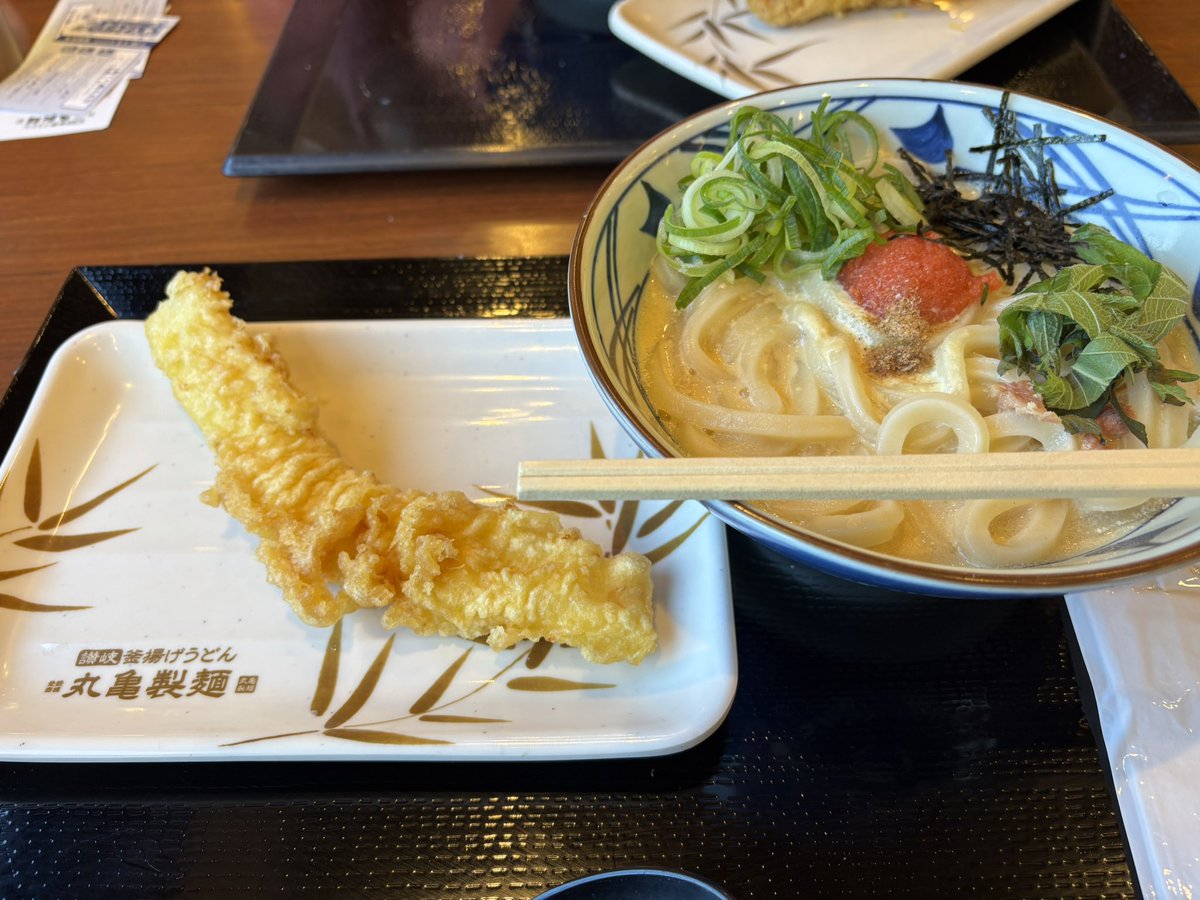 chika_ring's tweet photo. 本日のランチはのいこ嬢と久々の丸亀製麺

期間限定の明太クリームうどんといか天🦑
めっちゃ美味しかった〜😋

激安ドラッグストアで買い物からの☕️して良き休日でした🙆‍♀️ https://t.co/h2bzFVgbwn