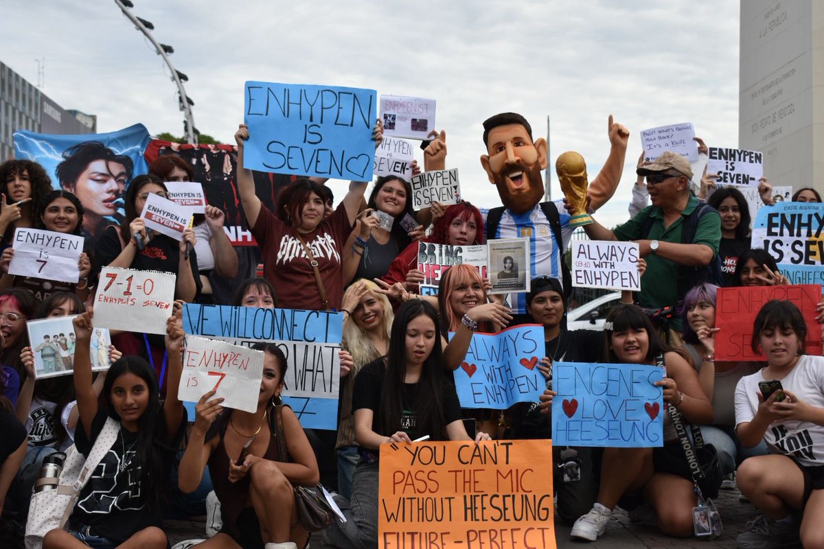 ENGENE_ARGfb's tweet photo. ARGENTINA LOVES ENHYPEN! 🇦🇷🦇❤️

📍Fist protest to support Lee Heeseung in Buenos Aires, Argentina.

DO NOT REWRITE THE FATE OF ENHYPEN
#BEACCOUNTABLE_BELIFT
#ENHYPEN_IS_7 
#HEESEUNG_STAYS https://t.co/s1DnpcLoXg