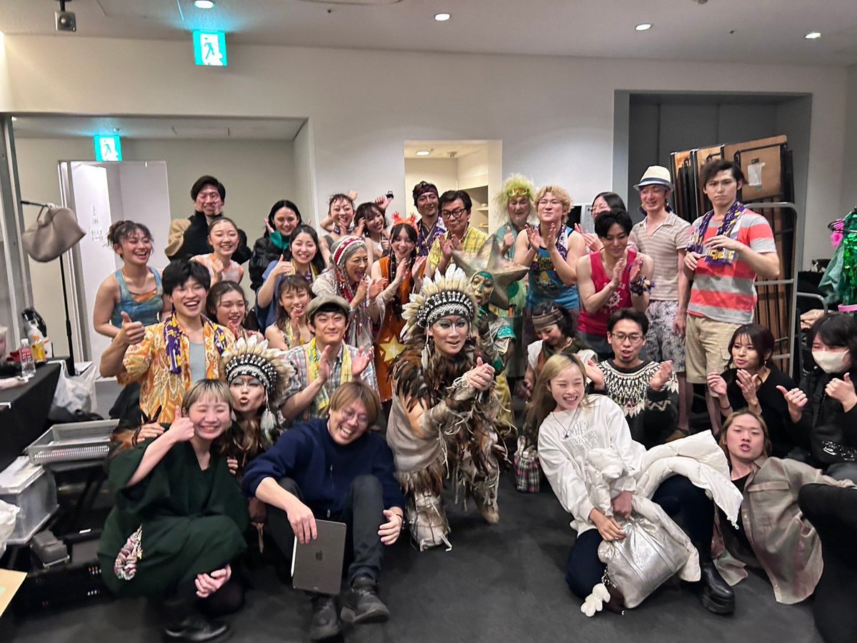 fosse1204's tweet photo. 🏆✨【ご報告】✨🏆

この度、
『ホンジツ島のマジックアワー』が audience award にて
小劇場部門・大賞をいただきました！！

先日の カンゲキ大賞ノミネート に引き続き二つ目の賞をいただけたこと、本当に光栄です。

まず何よりも、
この作品を観に来てくださった皆様に、心から感謝しています。

渋谷や有楽町でフライヤーを手に、手売りをしていた日々を今日はとても懐かしく思い出しています。
あの頃は、こんな景色を見られるなんて正直まだ想像しきれていませんでした。

そしてもう一つ。

この作品をここまで育ててくれた
キャスト・スタッフの皆さんの類まれなる情熱と尽力に、心からの感謝を伝えたいです。

この作品は、誰か一人の力では決して成立しませんでした。
稽古場での試行錯誤、想像力、勇気、そしてお客様と真正面から向き合う覚悟。
そのすべてが積み重なって、ようやく生まれた作品です。

本当にありがとうございました。

そしてもう一つ、忘れてはいけない存在があります。

この作品を信じ、
スポンサーとして応援してくださった皆様にも、心から感謝申し上げます。

まだこの作品が形になりきる前の段階から、
僕たちの挑戦を信じてくださったこと。

その応援があったからこそ、
この作品を世の中に届けることができました。

本当にありがとうございました。

去年の1月。

まだ日本では“体験型”という言葉自体が今ほど広がっていない中で、
僕たちは「体験型ミュージカル」という形式に挑みました。

打ち出した当初は

「参加するのはちょっと気が引ける」
「落ち着いて観ていたい」

そんな声が大半でした。

しかし実際に観てくださった後には、
本当に多くの嬉しい感想をいただきました。

中には

「もともと人前に立つのは苦手でしたが、エキストラに挑戦してみようかなと思いました」

そんなふうに言ってくださる方までいて。
舞台経験のない方の心まで動かせたことが、僕はすごく嬉しかったです。

今回この賞をいただけたということは、
単に『ホンジツ島のマジックアワー』という一作品だけではなく

“体験型ミュージカル”という形式そのものを、日本のお客様に認めていただけた証

でもあると感じています。

そもそも僕がこの形式に挑もうと思った原点は
ニューヨークで観た Sleep No More。

そして最近では Masquerade にも、とても大きな刺激を受けました。

お客さんがラストピースになる。
演劇界隈でよく使われるこの言葉を120%体現している形式に、心が躍ったんです。

もちろん今回の公演でも

「落ち着いて観ていたかった」

という声もありました。
それもとても大切な感想だと思っています。

だからこそ僕は

“日本人に体験型が合うかどうか”ではなく
“日本人に合う体験型の形がある”

と信じています。

そしていつか、

有無を言わせぬほどの体験が待っている
『ホンジツ島のマジックアワー』という世界を作り上げて

日本で、孫の孫の世代まで続く国産ミュージカルのロングラン公演を成し遂げます。

これは夢物語ではなく、
本気で目指している未来です。

『ホンジツ島のマジックアワー』は
今年、そして来年にもリニューアルしての上演を予定しています。

今回の受賞を励みに、
もっともっと強く、もっともっと愛される作品に育てていきます。

ぜひ今後とも
『ホンジツ島のマジックアワー』をよろしくお願いします。

本当にありがとうございました！！

🌅🏝️✨

⸻

🔗 audience award 掲載記事はこちら
https://t.co/5vqYW54sAy

⸻

そしてもし、
この作品の裏側や挑戦の過程をもっと知りたいと思ってくださった方は、
僕が運営しているコミュニティ 「エタライズ」 でも日々発信しています。

作品づくりのリアルや、
これから挑戦していくプロジェクト、
エンタメについて語り合う場所です。

現在、**3月末までの期間限定で「入会後1ヶ月無料キャンペーン」**も実施しています。

もしよければ、ぜひ遊びに来てください。

🔗エタライズはこちら
https://t.co/qunys4q4gs

一緒に、
日本から新しいエンタメを育てていきましょう。

⸻

#ホンジツ島のマジックアワー
#体験型ミュージカル
#audienceaward
#小劇場部門大賞
#イマーシブシアター
#国産ミュージカル
#ロングランへの挑戦