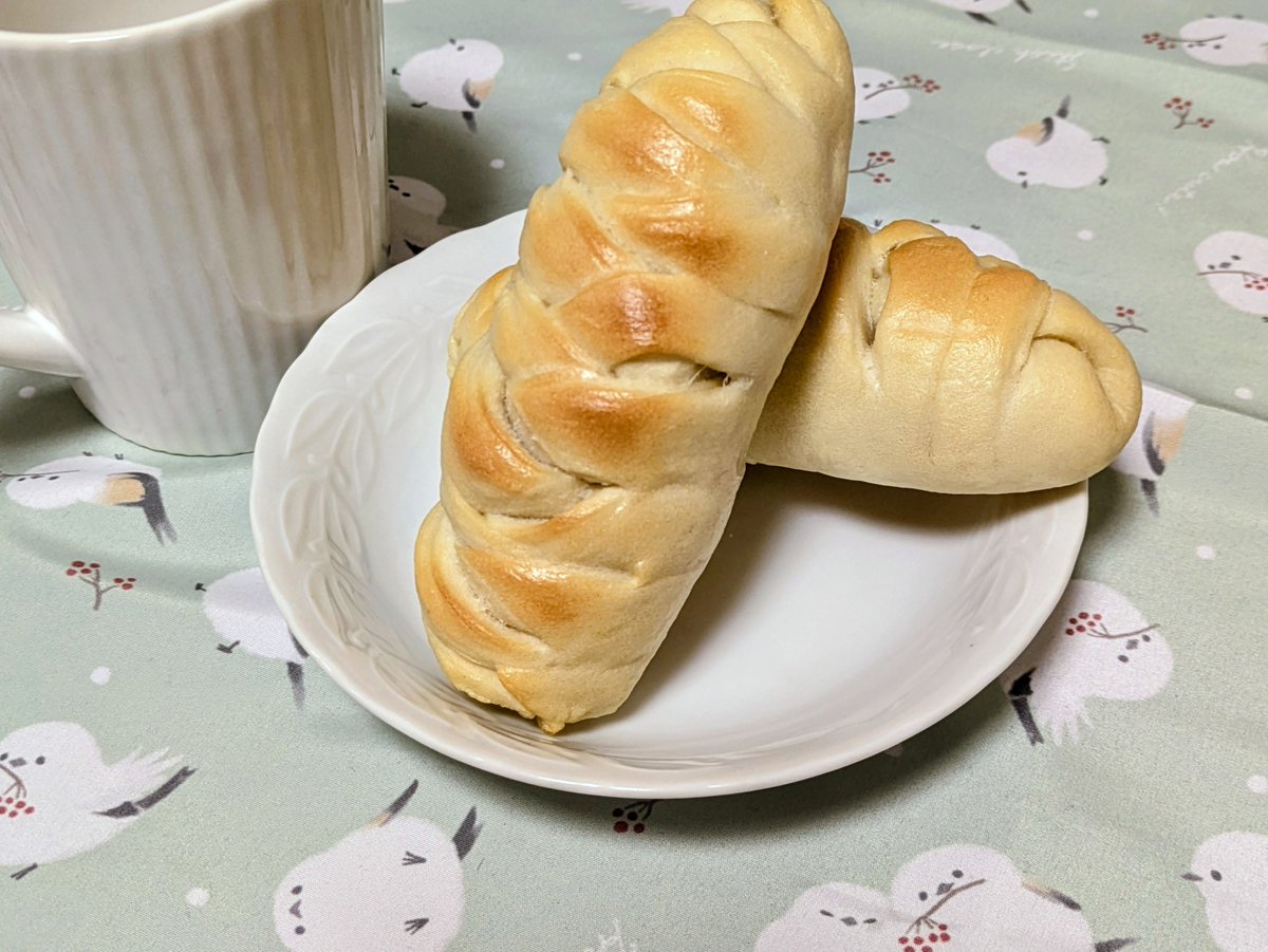 dooooomo0's tweet photo. ベーグル　ソーセージ入
編み込み難しいと思ったけどそれなりにできた
焼きたてのベーグルの美味しさにソーセージのジューシーさが合わさってめっちゃ美味しいです

#手作りパン 
#おうちカフェ
#ベーグル https://t.co/z5CHbjeEWc